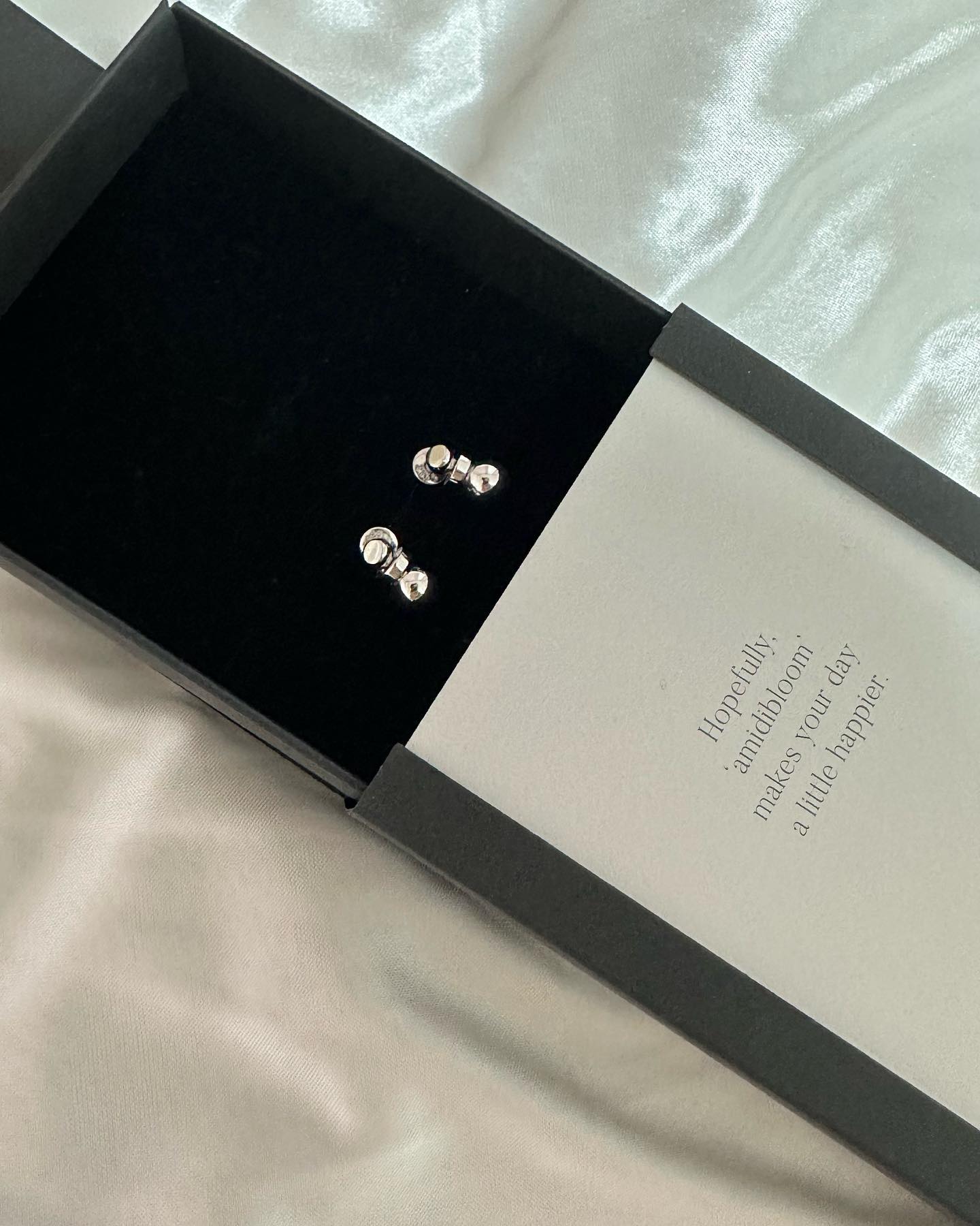 Moon S Earrings 🌙
.
.
.
.
#아미디블룸 #제품제공 #earrings