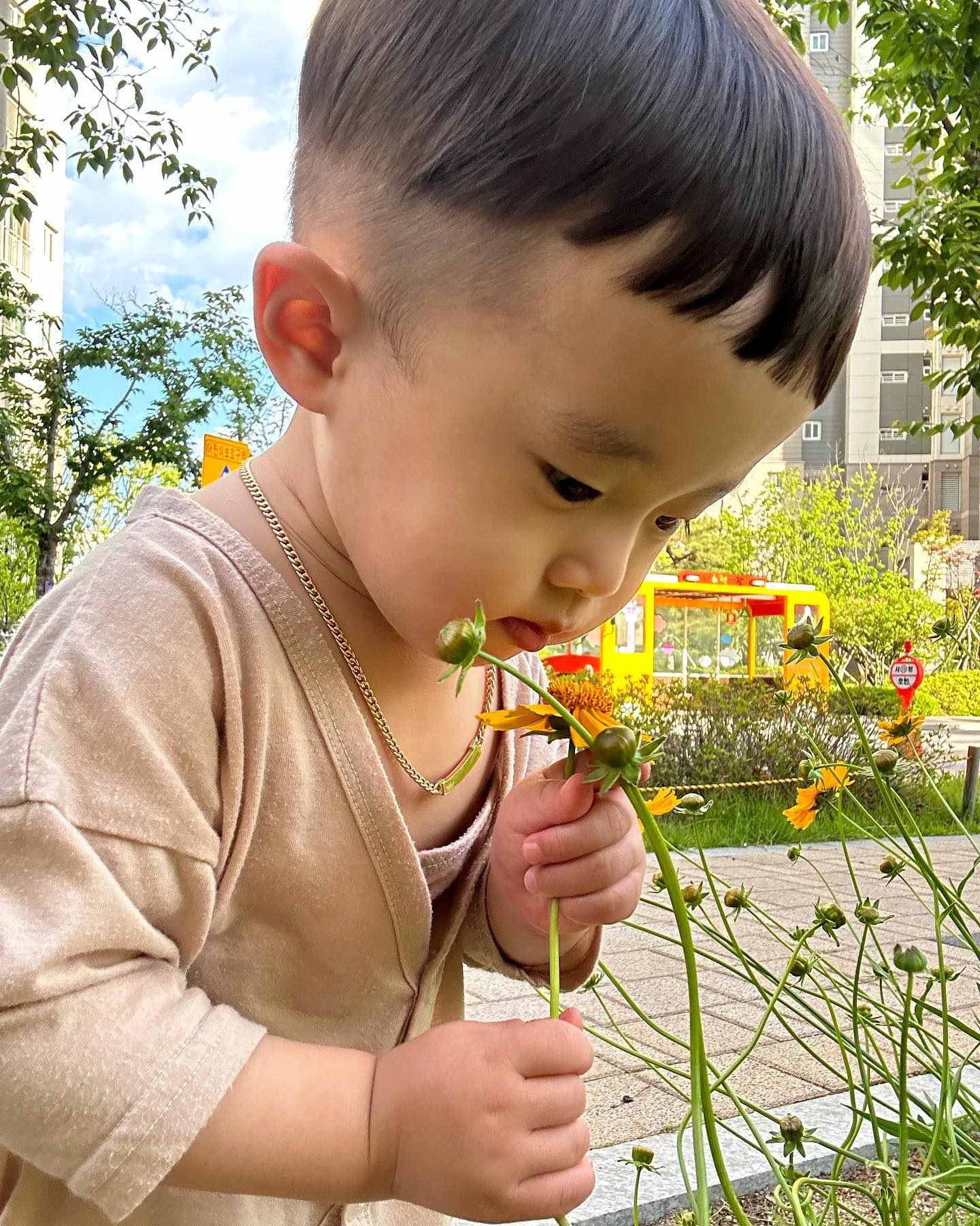 꽃처럼 웃는 니가 쪼아💛

피어나는 꽃이야 너는 나의 꽃이야 

#19개월아기 #꽃 #봄 #여름 #구미 #버즈 #너는나의꽃이야 #꼬츠미남 #사랑해 #대두 #뒷짱구 #앞짱구 #그냥짱구