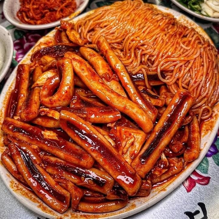 중독성 쩌는 오징어볶음 먹는 방법

낙지볶음과 보쌈으로 유명한 오봉집
양 많고 푸짐해서 친구들 많이 모이면
세트 먹으러 가는 곳인데요.

이번에 오징어 오봉 스페셜이
나왔다고 해서 먹으러 가봤어요.

오봉스페셜은 막국수랑 조개탕 중에
마음대로 고를 수 있어 너무 좋은데
날씨가 쌀쌀해서 조개탕으로 골랐는데
역시 탁월한 선택이더라구요.

오징어볶음엔 소면사리 추가해서 먹고,
조개탕엔 면사리 추가하면 소주 완전 땡기는 맛 
오징어볶음 양념엔 밥 꼭 비벼 드세요!

👉오징어오봉스페셜 (조개탕 변경)

#오봉집

가까운 오봉집 검색해서 가기! (전국에 다 있어요!)

#서울맛집추천 #오징어볶음맛집 #오징어볶음 #낙지볶음맛집 #보쌈맛집