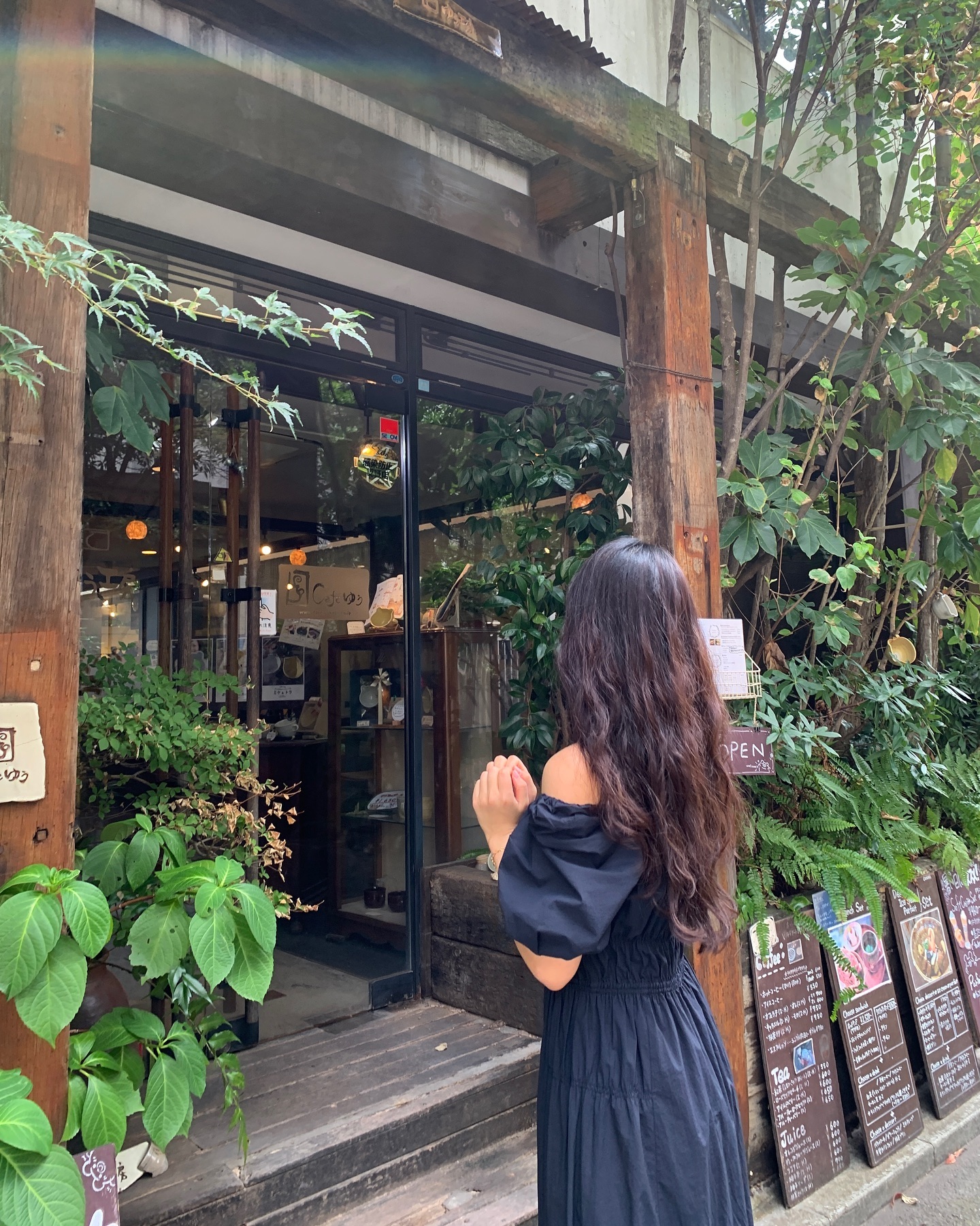 즐거웠던 후쿠오카 여행!
기억에서 잊혀지기 전에 기록 공유해봐요🤗

1. 캐널시티 하카타 
후쿠오카 오면 누구나 다 방문하게 되는 복합쇼핑몰! 특히 덕질을 위한 반다이남코, 건담베이스가 있는데요. 주술회전, 헌터x헌터, 원피스, 디지몬 등 다양한 굿즈를 만날 수 있답니다. 매 시간 정각에 쏘아올리는 분수쇼는 시간 되면 감상해보세요 :)

2. 마와루스시 하카타 우오가시 하카타 이치반가이점
하카타역 지하 1층 푸드거리에 있는 초밥집! 사람들이 워낙 많아서 웨이팅은 필수랍니다. 대신 회전율이 빨라서 금방 차례가 오는 편이에요. 무엇보다 엄청 많이 먹었는데도 가격이 굉장히 착함! 

3. 시후도 
하카타역 도보 5분거리에 있는 이자카야 전문점! 현지인 맛집으로 저녁 6-8시에는 항상 만석이더라고요. 그래도 늦게까지 영업해서 2차, 3차 즈음에 가도 좋답니다 ㅎㅎ 

4. 鉄板本舗 無限牛ハンバーグ専門店in糸島
후쿠오카를 살짝 벗어나고 싶을 때 방문하기 좋은 무제한 함박스테이크 전문점! 가는 길은 슈센지 역에서 약 10분 걸으면 되고요. 차가 있다면 후쿠오카 시내에서 30분 정도 걸린답니다. 아무래도 살짝 거리가 있는데 시간만 된다면 꼭 방문하길 권해요. 왜냐면 진짜 진짜 맛있기 때문....!!! 와규로 만든 함박스테이크가 한 입에 쏘옥 들어가는데 입안에서 춤추는 듯한 느낌이랄까요. 입에 넣자마자 금방 사르륵 바로 녹아내린답니다.

5. 아고아 후쿠오카 힐탑 호텔 조식 
후쿠오카가 한 눈에 보이는 라운지에서 먹는 신선한 조식은 매일 메뉴도 달라서 먹는 재미도 쏠쏠했어요. 하루는 고기, 또 다른 하루는 생선이 메인으로 수프도 서로 다르게 나왔답니다. 조식이 정말 맛있어서 조식 맛있는 후쿠오카 호텔 찾는다면 추천!

6. 후쿠오카 타워 
안 보고 가면 섭섭하니… 저녁에 한번쯤 보세요!!!ㅋㅋㅋㅋ 

7. 기념품 : 백화점에서 파는 녹차잎 
녹차 좋아한다면 쟁여두고 한국에서 즐겨보세요. 구수하면서도 쌉쏘름한 맛이 정말 일품이에요! 저는 사진 속에 나와있는 녹차로 구매했는데 냉침해서 먹으니 더운 여름에 딱이었어요! 

마지막으로 후쿠오카에서 꼼데, 스투시 구매 생각이 있다면 기대를 살짝 접어두는게 좋아요🥹 다들 방문하는 곳이 거기서 거기라 예쁜 옷들은 다 나가고 없더라고요. 옷은 도쿄에서 구매하고 후쿠오카에서는 돈키호테 털어보는 거 권해볼게요! 

#후쿠오카 #후쿠오카여행 #후쿠오카맛집 #후쿠오카함바그
