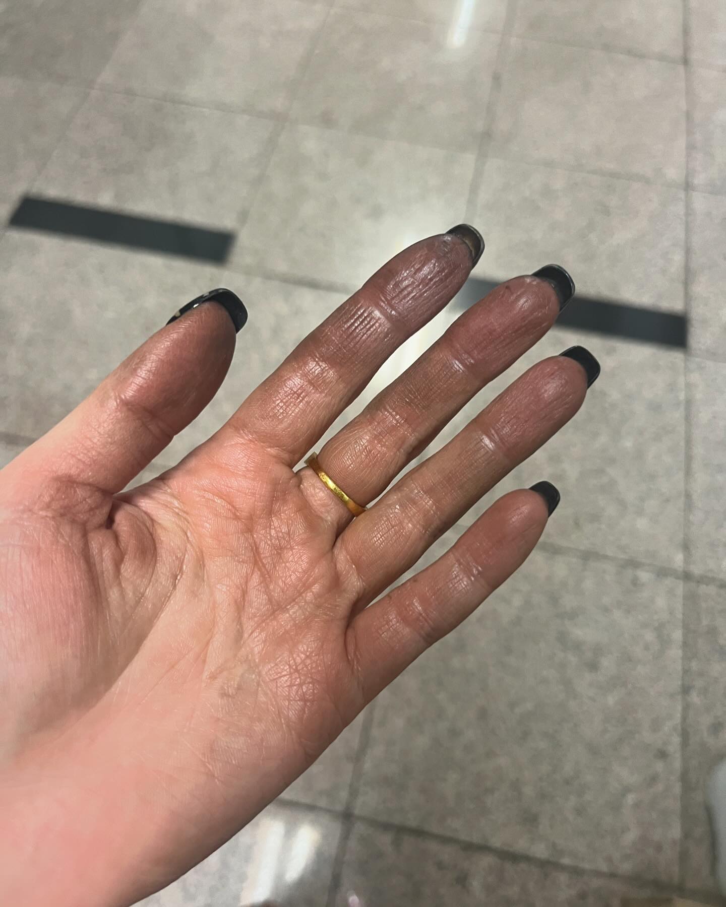 13시간 동안 밥한끼도 못먹고 풀로 일한 나의손 ,,,,, 
배고프고 다리아프고 손에 감각없고 애들 제대로 못돌봐줘서 미안하고 또 바빠서 감사하고 #만감교차