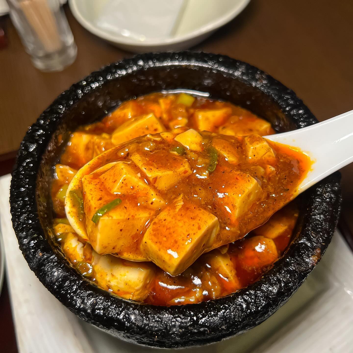 ⠀
오사카 가시는분들 저장해두면좋을 난바 마파두부 맛집 추천드림,

간사이공항-라피드 타고 내려 난카이난바역에서 걸어서 딱 4분 거리라 접근성부터 나이스함,

런치한정 볶음밥+마파두부+계란국+가라아게+춘권 조합이 단돈 900엔, 더 나아가 볶음밥 곱빼기는 무료, 마파두부 곱빼기는 단돈 110엔으로 가성비 미쳐돌아감ㅋㅋ 

볶음밥 고슬고슬하니 기가막히게 볶아놨고 마파두부도 평균이상 하는 맛이라 싹싹 긁어먹고 옴, 공항에서 오는길과 공항으로 가는길에 꼭 들러보세요.
⠀
⠀
#shisenmabo < 구글맵 검색
⠀
⠀
#왕프로오사카 #四川麻婆天天酒家

#오사카여행중 
#오사카여행코스 
#오사카맛집추천
#오사카맛집투어
#오사카마파두부