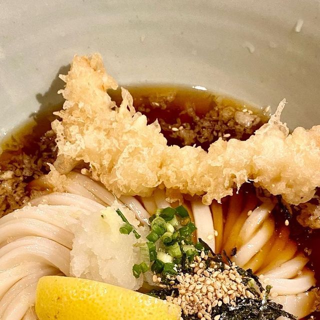  맛있는 것만 있는 메뉴판 on Instagram: "🥢합정역 - '우동 카덴‘🥢

정호영 쉐프님이 운영하신다던 그 우동 맛집,
'우동 카덴'에 다녀왔습니다!

우동 종류가 많아 긴 고민 끝에
에비텐 붓카케 우동과 흑돼지 우동, 치킨 가라야게를 주문했습니다👍

메뉴판에 나와있는 사진을 봤을 때는 휴게소에서 주는 우동과 
비슷한 양인가 했는데 그 후 우동면 폭격을 당했습니다….

크으으은 그릇에 우동이 나오는데 우동 면이 아아아아아아아아주 
많더라구요😆

우선 우동면이 정갈하게 잘 담겨져 나와서 아주 예뻤고, 
면을 살살 풀어보니 면이 한가득 있었어요…😮

면을 먹어보니 아주 쫄깃하고 뭐라고 표현을 해야 할까…
약간 정성스레 직접 하나하나 만든 우동을 먹은 느낌🤔

면이 엄청나게 쫄깃하고 부드러우면서 
육수와 너무 잘 어울리더라구요😍

흑돼지 우동도 맛있지만 에비텐 붓카케 우동이 정말 맛있었습니다!
이 면이 냉육수와 너무 잘 어우러져서 한 입 먹을 때마다 
맛이 진하게 우러나오고 거기다가 쫄깃한 식감까지 있으니 
완벽 완벽 대만족 세상행복❤️

웨이팅 필수인 곳이지만 웨이팅 해서라도 먹고 싶은 
가성비 최고 엄청난 우동이었습니다✨

📍주차 불가
📍웨이팅 필수(일행이 모두 와야 입장 가능)
📍붓카케우동 완전 추천"
