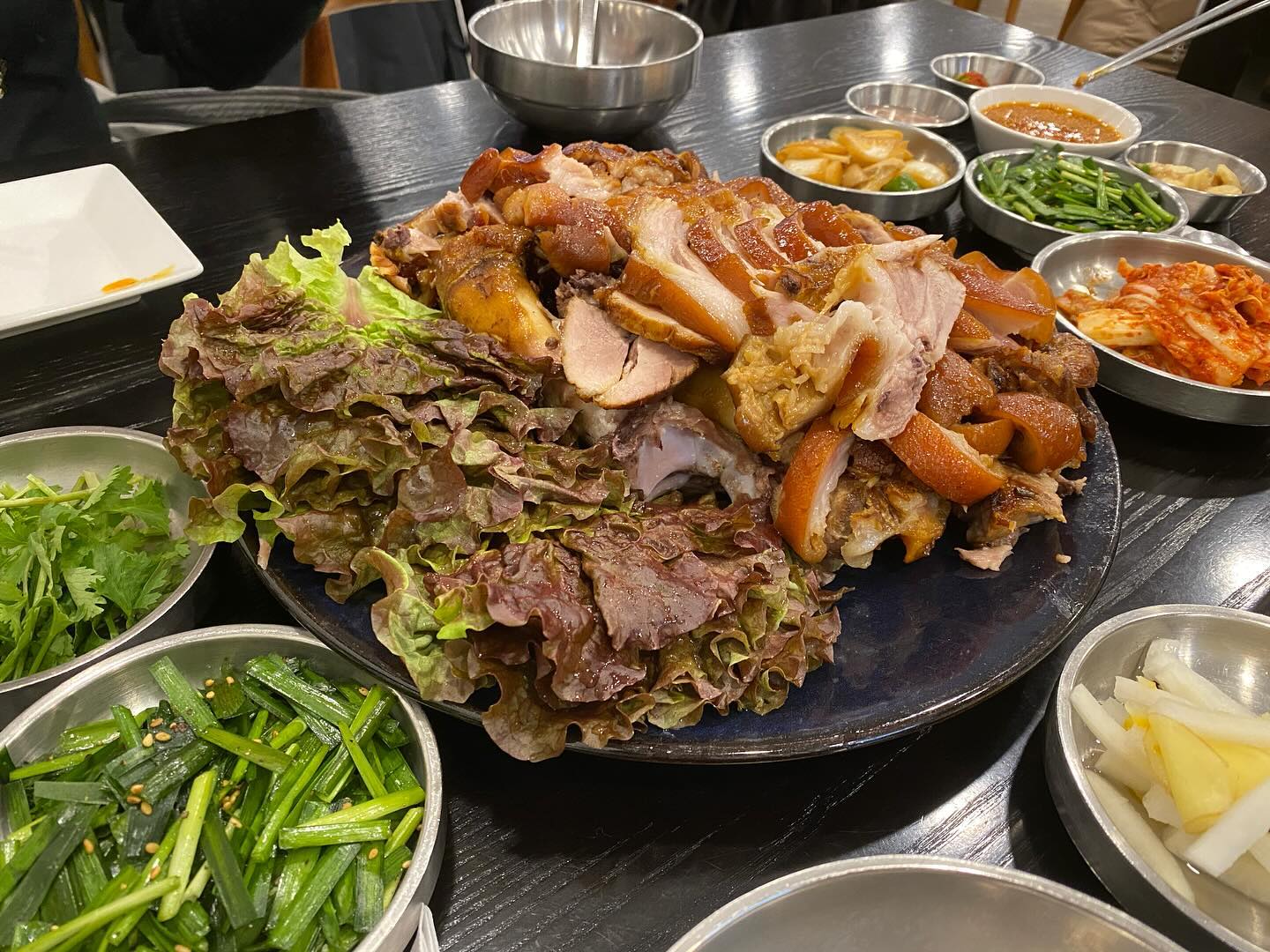 -
수내초회장님 덕분에 #윤밀원 1등으로 착석&시식😆
느무 맛있었던 족발!😍 즐거웠던 모임🎵
#칼국수 도 맛있었는데 먹느라 사진을 못찍었네😅

#분당 #분당나들이 #분당맛집 #족발 #족발맛집