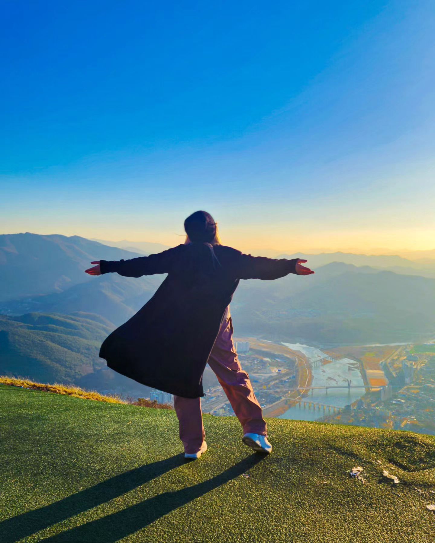 ✨Enjoying the wonderful views
 at  Bongnae Mountain Observatory✨

Included in the Yeongwol taxi tour
experience was this wonderful place 😍🩷

Bognae Mountain is an 800m high natural
recreation forest. There is also an observatory
where you can see the city of Yeongwol at a glance
and also see a Paragliding site next to the Mountain.

In the same place there are Korea's largest
Observatory called Byeolmaro and has an 80cm
diameter main telescope and several auxiliary
telescopes, making it good to observe the moon,
planets and starts. ✨✨✨

Make sure to book online before you
visit Byeolmaro Observatory 🗓️

Thanks to daldal_yeongwol
for this amazing experience 🩷

.
.
.
.
.
.
.
.
.
#영월 #영월관광센터 #영월역 #영월여행 #관광택시 #taxitour #yeongwol #yeongwolstation #yeongwoltravel #koreanpeninsula #koreatravel #travelkorea #koreatrip #여자 #여자모델 #강원도여행 #강원도가볼만한곳 #korea #southkorea🇰🇷 #southkoreatravel #southkorea #韓国 #韓國 #корея #corea #별마로천문대 #봉래산