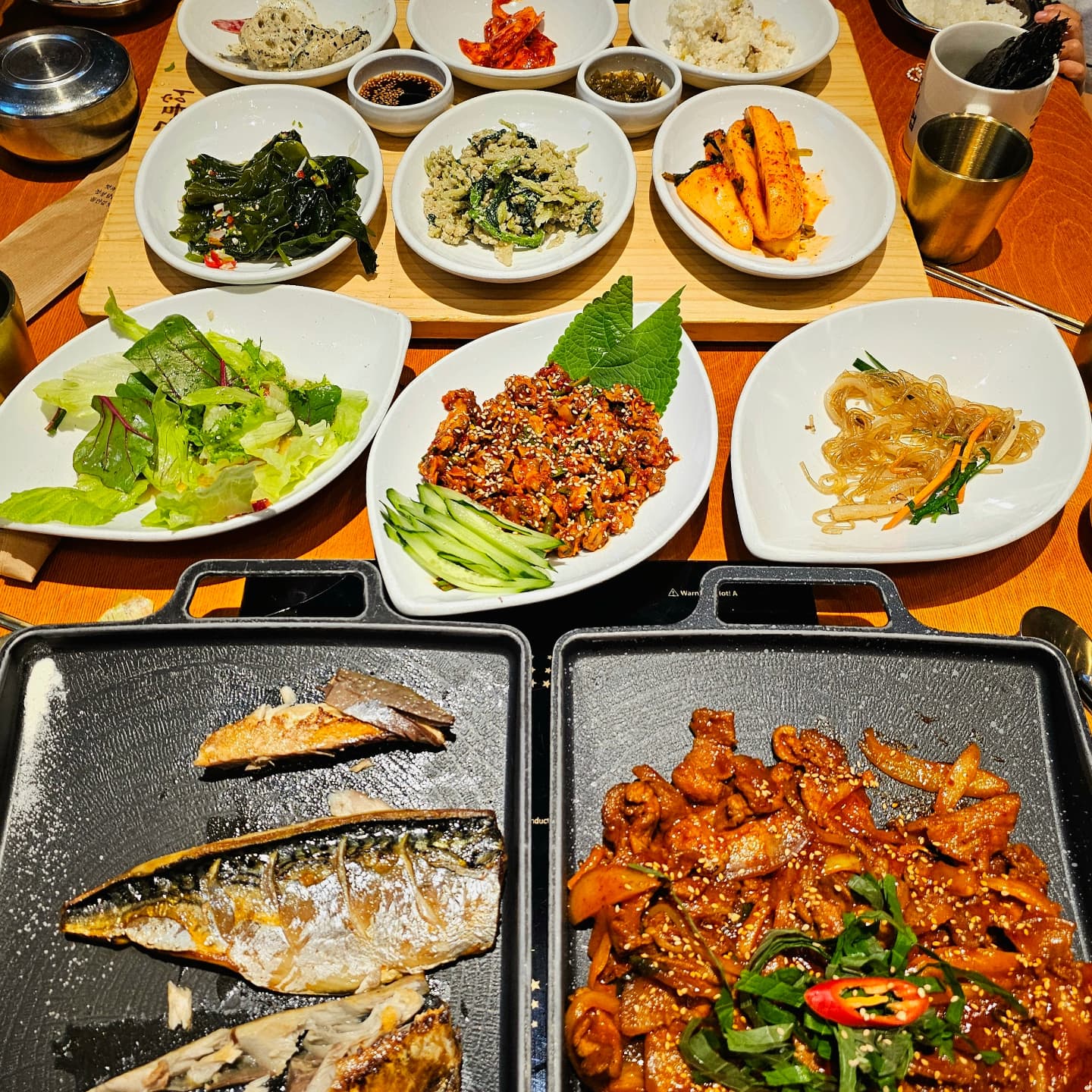 들안길 최애맛집 💚🤍
아이들이 넘 잘먹어서 자주 찾게되는곳!
요즘날씨  수성못 산책하고 딱 가면 찰떡
분위기좋고 친절하고 메뉴 음식맛 다 맘에들어ㅠㅠ
셀프바에 있는 기본 반찬들도 다 맛도리😌
고급 한정식집 못지않은 음식 퀄리티에
아이,부모님같이 가기 좋은곳! #금등어
누룩숙성한 고등어구이 촉촉하고 부드럽고
잡내없이 양념이 맛있는 제육볶음까지 !!
#수성구들안길맛집 
#들안길한정식
#들안길금등어
#수성구한정식
#수성못맛집