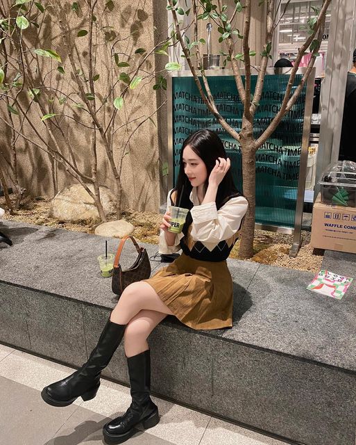 유리아 Yulia🌸 on Instagram: "#광고 
수퍼말차에서 유명한 아이스크림 먹고 싶었는데 하필 기계고장ㅠㅠ
대신 슈퍼말차라떼 마셨는데 
요것두 진-하고 맛있더라규요🌿

- 요즘 꾸꾸꾸 프레피룩이 유행이라길래 
입어본 오버핏 셔츠🤎
로켓으로 슝슝! 구매해서 
더현대 슈퍼말차에 입고갔답니당🌿
#오버핏 #더현대 #슈퍼말차 

오버핏 코튼 셔츠에 아가일 베스트를 매치하니 
넘넘 예뿌지 않나용🤎 따뜻함은 덤✨
*
*

쿠팡 바로가기
https://infler.kr/DzAM19wOqz
브이스탁 바로가기
https://www.vstocklab.com/ 

#브이스탁 #vstock #vstock_official #쿠팡 

지금 보고계신 컨텐츠는 브이스탁에서 소정의 원고료를 받아 제작하였습니다."