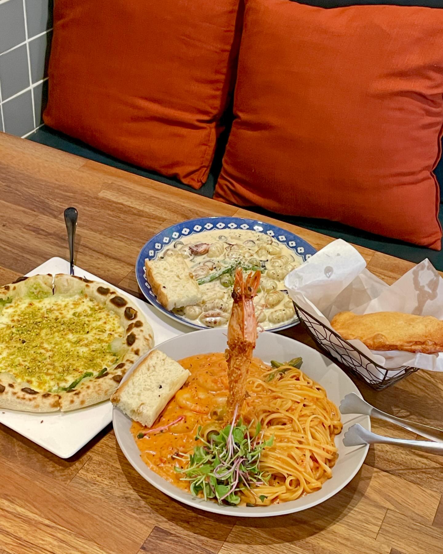 🍽️성수동 맛집[까사아지오 성수본점]

🟡메뉴
피스타치오 패스토 피자 11,500원
로제 새우 스파게티 14,900원
크림소스 뇨끼 파스타 13,900원

🫶30년을 이어온 인사동의 아지오가 시작하는
두번째 브랜드 까사아지오, 이태리 길거리음식과 1인피자도 있어서 성수동 혼밥 맛집으로도 추천드려요:)

🫶아기자기한 내부 인테리어 구경하는 재미가 쏠쏠했고, 직접 화덕에 구운 피자부터 맛있었던 파스타와 뇨끼까지 너무 만족스러웠던 집! 가격이 가성비 있어서 더 좋았어요~

🟡까사아지오 성수본점
영업시간 : 11:30 ~ 21:00
(평일 16:00~18:00 / 주말 16:00 ~17:00 브레이크타임/ 매주 월요일 정기휴무)
전화번호 : 0507-1428-9194
주소 :  서울특별시 성동구 연무장 5가길 20

단체 이용 가능, 예약 가능, 반려동물 동반 가능

#성수동맛집 #성수맛집 #까사아지오 #까사아지오성수본점 #성수동화덕피자 #성수파스타 #성수이태리식당 #성수데이트