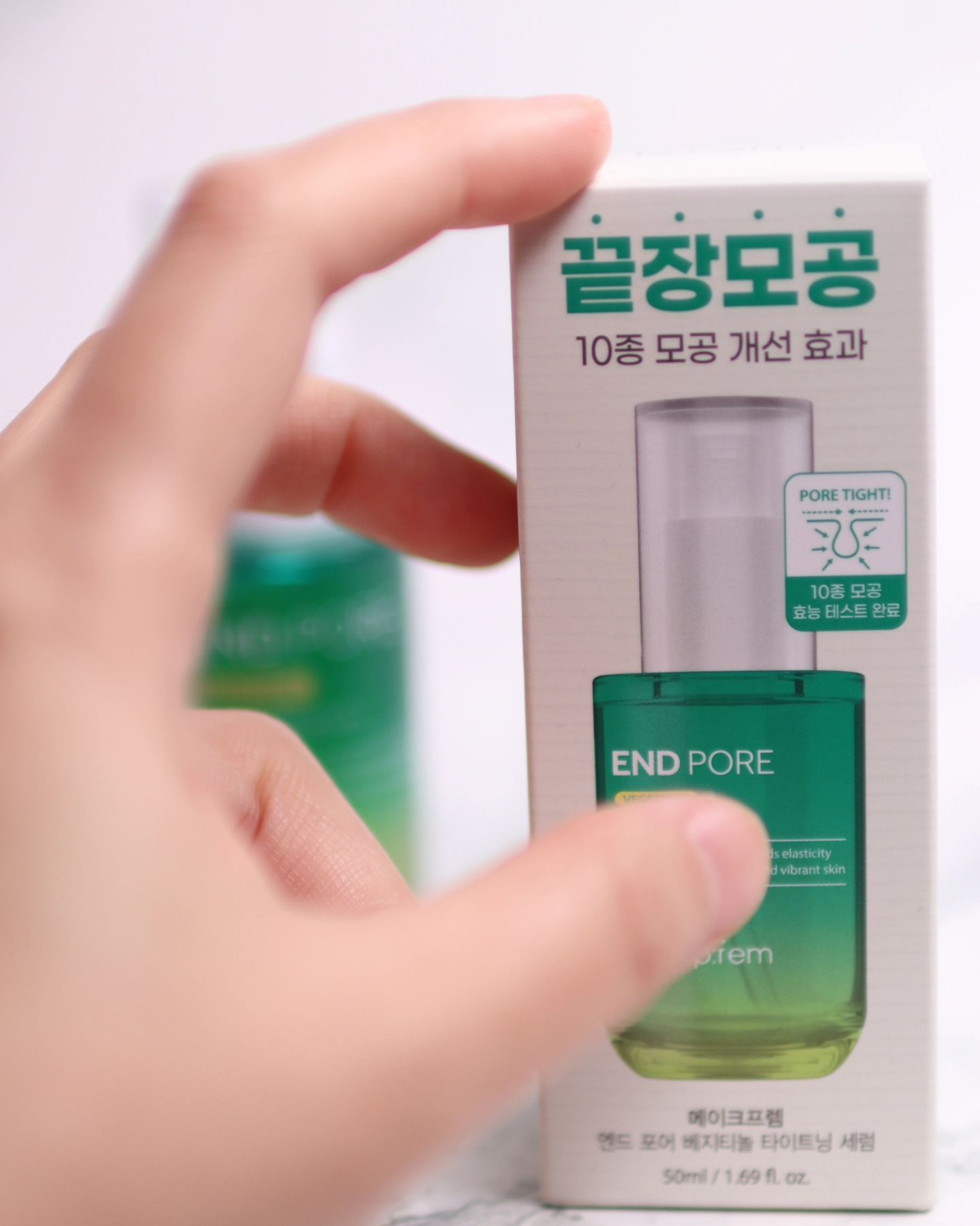 #협찬 makeprem
⠀
메이크프렘 엔드 포어 베지티놀 타이트닝 세럼은 저의 모공고민을 완벽하게 해결해준 끝장모공세럼인데요. 가볍고 산뜻한 수분 텍스처가 피부에 빠르게 흡수되어서 다른 모공 세럼과는 완전히 다른 느낌이에요.🌊
⠀
제품의 핵심 성분인 베지티놀은 모공 축소와 탄력 케어에 도움이 되더라구요. 특히 순한맛 레티놀인 바쿠치올과 주름 개선에 좋은 비건콜라겐, 그리고 항산화와 처진 부위 케어에 좋은 그린 카페인이 함께 섞여있어서 피부에 탄력을 주는데 굉장히 효과적이랍니다. 🌱
⠀
이 세럼은 10가지 모공고민 케어를 한번에 해결해주는데요, 모공수, 면적, 부피, 결, 밀도, 깊이, 세로모공, 맑기, 탄력, 모공확장 예방까지!
⠀
2주 이상 사용하면 확실한 피부 변화를 느낄 수 있어요. 특히 저는 까맣게 착색된 블랙 모공 케어에 큰 도움을 받았답니다. 비타민B 2종과 PHA가 과다 피지를 정돈하고, 모공 토닝 효과를 주더라구요. 그 결과, 칙칙해진 안색이 맑고 환해지는 걸 느꼈어요. 🌟
⠀
EWG 그린 등급을 받은 세럼이라서 자극 없이 피부에 사용할 수 있어서 너무 좋았어요. 민감성피부에도 안심하고 사용할 수 있답니다! 🍀
⠀
제가 모공 세럼 추천템으로 꼽을 수 있는 이유가 여기에 다 있네요. 이제 올리브영에서도 쉽게 구매할 수 있대요! 💙
⠀
⠀