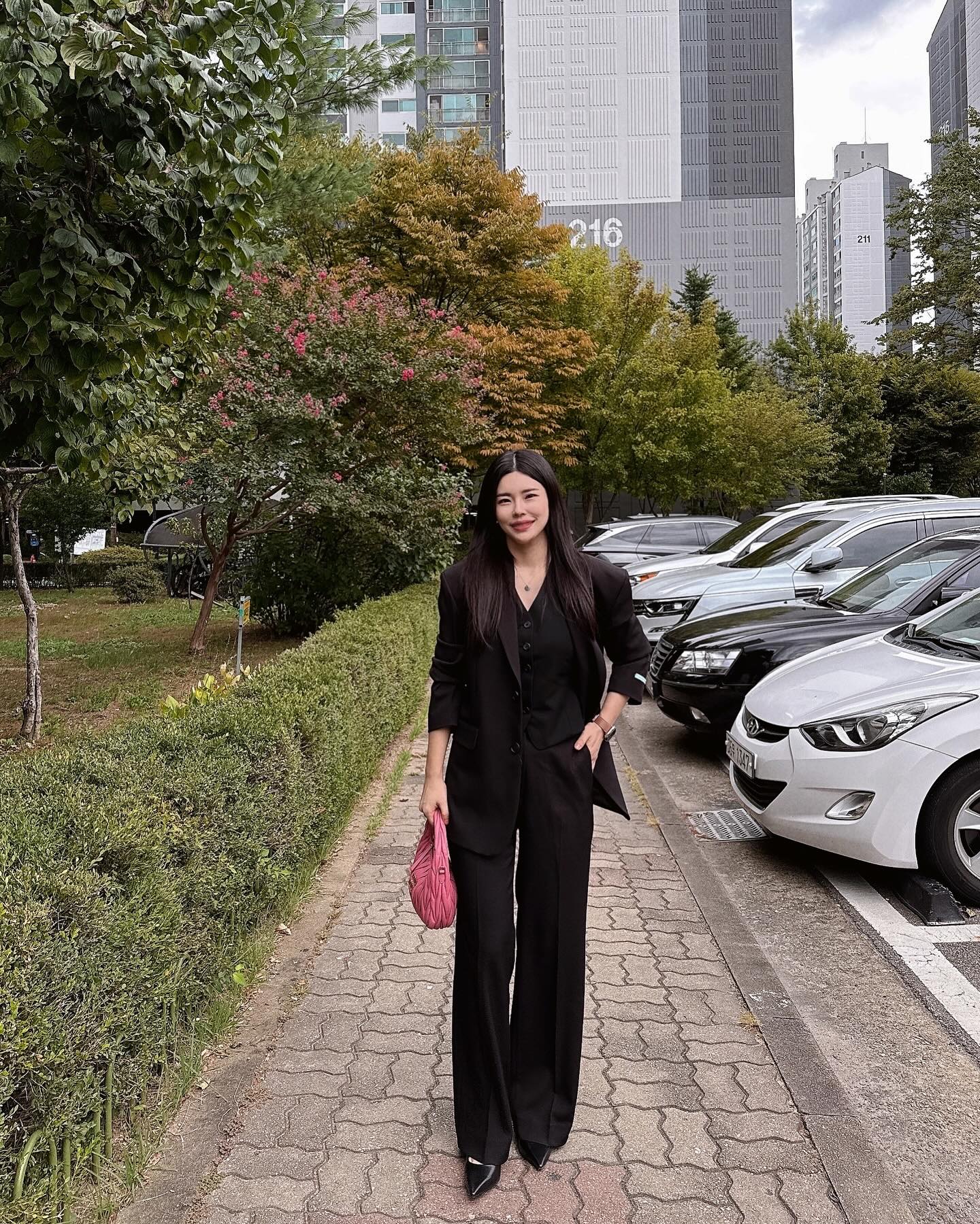 모처럼 휴일 〰️결혼식 다녀와서 옷 정리 조금 하다가? 분리수거 다하고 나서 낮잠 타임 즐기다가 일어나서 집 앞 삼겹살집 가서 고기 먹고 슬기 불러서 집에서 2차 간단히 하기 🙂‍↔️💛