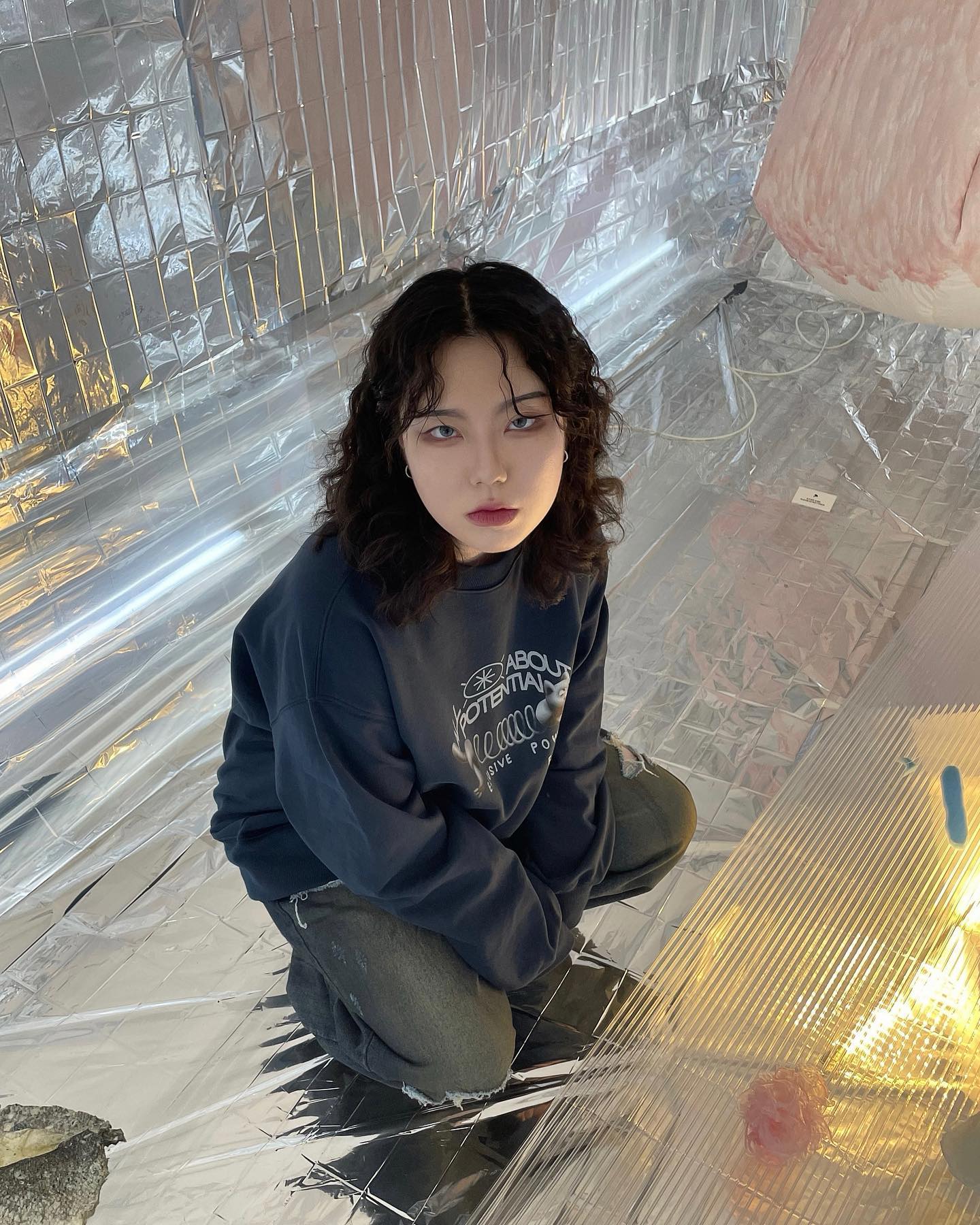 나 요즘 네이비가 좋더라✨
기염뽀짝 고양이는 덤🤤

#제품협찬 #맨투맨 #겨울코디