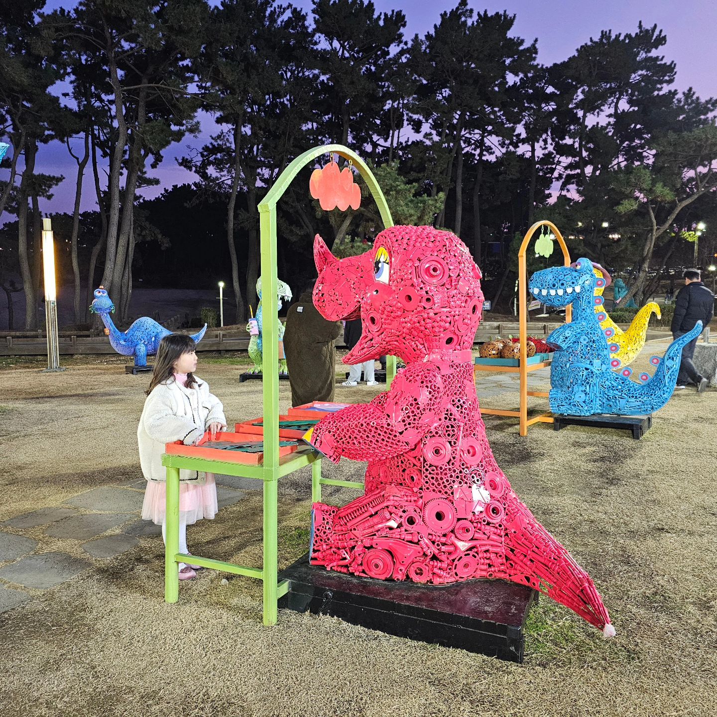 #울산여행 
절에서 봉사하고 오후 늦게 떠나본 #가족나들이 #울산가볼만한곳

👉 2월 13일까지 간절곶 일대에서 펼쳐지는 정크아트 전시회
#공간모색 이라는 이름의 #정크아트전시 #간절곶풍차 근처에서
그리고 빛의 향연이 펼쳐지는 #간절곶의사계 #미디어아트전시회 

그녀들과 또 하나의 추억 만들고 돌아와봄💕
#엄마는쉬고싶지만 #오늘도바빴다 #울산아이와가볼만한곳 #😍

멀리 떠나지 않아도 여행기분 제대로 내본 #간절곶여행 #간절곶
#울산맘일상 #자매스타그램 #울산야경 #울산 #자매맘 #울산맘