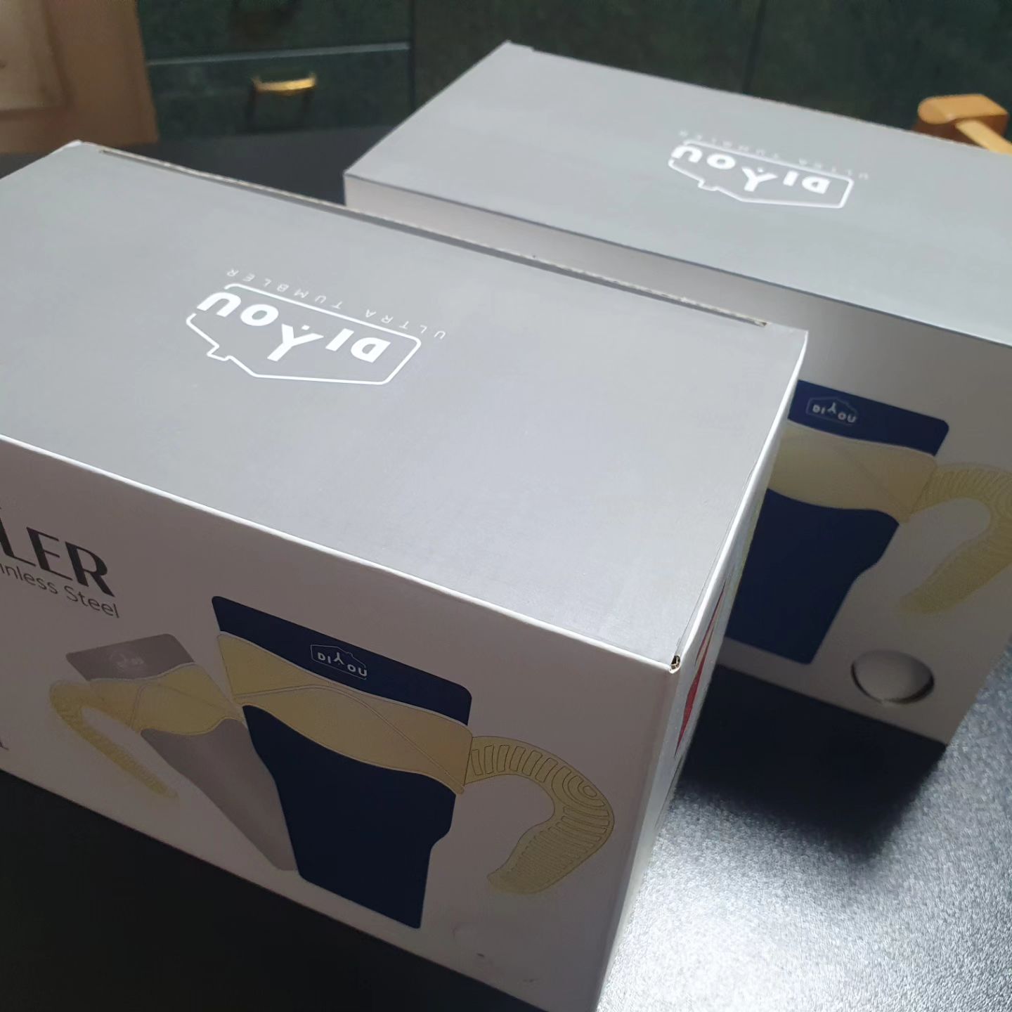 공구 뜬거보고  냅다 클릭!
#원쁠원 
#대용랑텀블러900 
핑크하려다 아이보리 했는데
두개다 실버로 할껄~~~ 
이쁜데 긁히믄 속땅하잖니~~ 
그나저나 대용량 쩌네.
가득채우니 무기닷.
얼음도 오래 유지~! 
여름이 온다~~좋아좋아~!