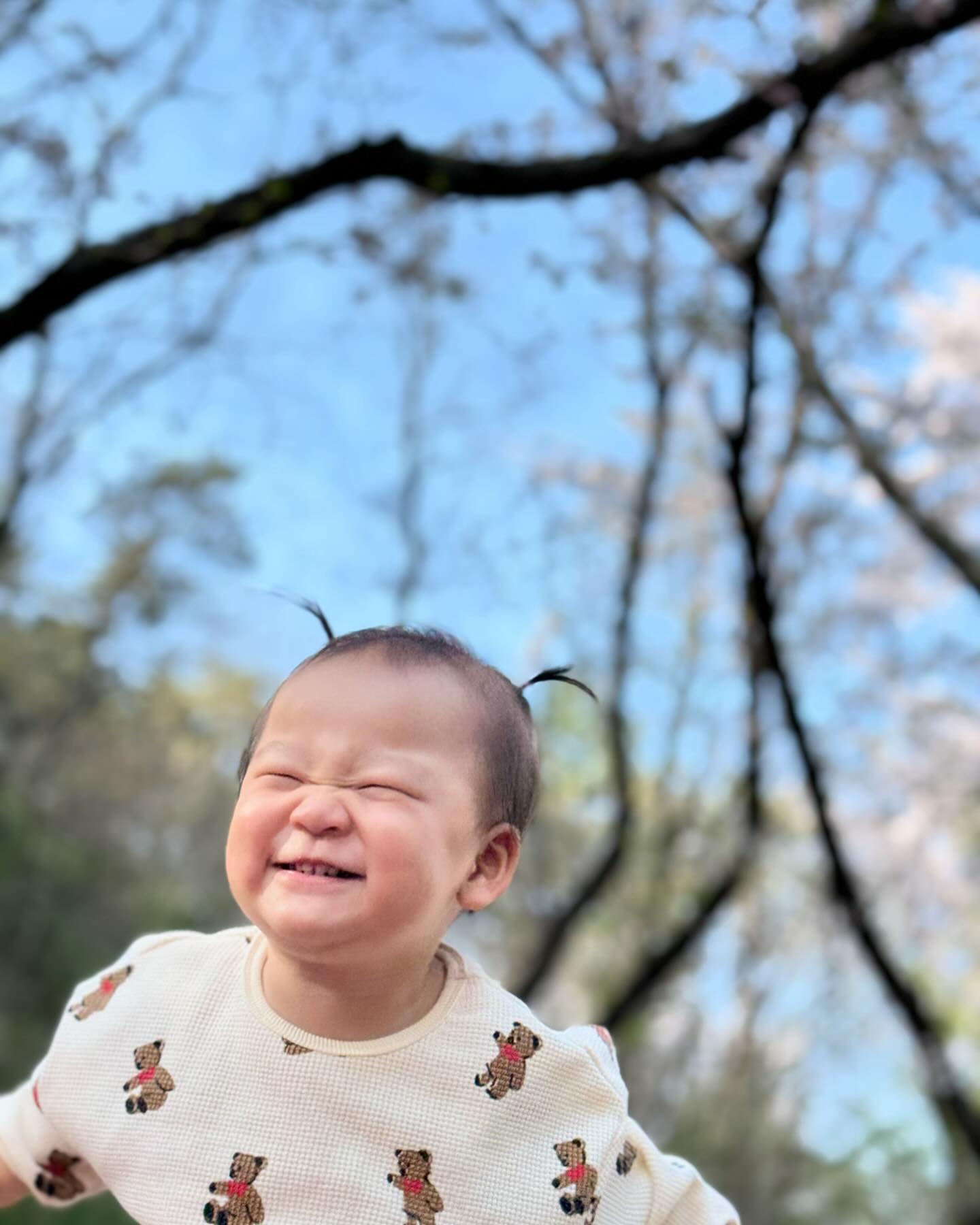 👶🏻+562일🫶

날씨가 좋다? 그럼 무조건 나가는 서윤맘ㅋㅋㅋㅋㅋ
오늘도 어김없이 놀러가기~🤍
자주 가는 패밀리랜드 동물원🐴🙊
역시나 사람 엄청많고 주차부터 헬… 그래도 좋아~
서윤맘이 다른거 사는동안 서윤빠빠가 몰래가서 헬룸풍선 사옴😡
서윤이는 처음에만 풍선 갖고싶다고만 하고 막상 사고나니까
관심도 안주고 다른 언니오빠들꺼 탐내는데 저 째깐한게
15000원이라니.. 너무 비싸ㅠ😭
집가서 펀치용으로 써야지 뭐 ㅋㅋㅋㅋㅋ
맛난것도 많이먹고 많이 돌아다니고 정신없는하루👋

마지막 사진은 뽀로로주스 열정적으로 먹는 서윤이🤍

#윤서유니#광주패밀리랜드동물원🐯#헬륨풍선🎈#너무비쌈😭#아빠와딸👨‍👧