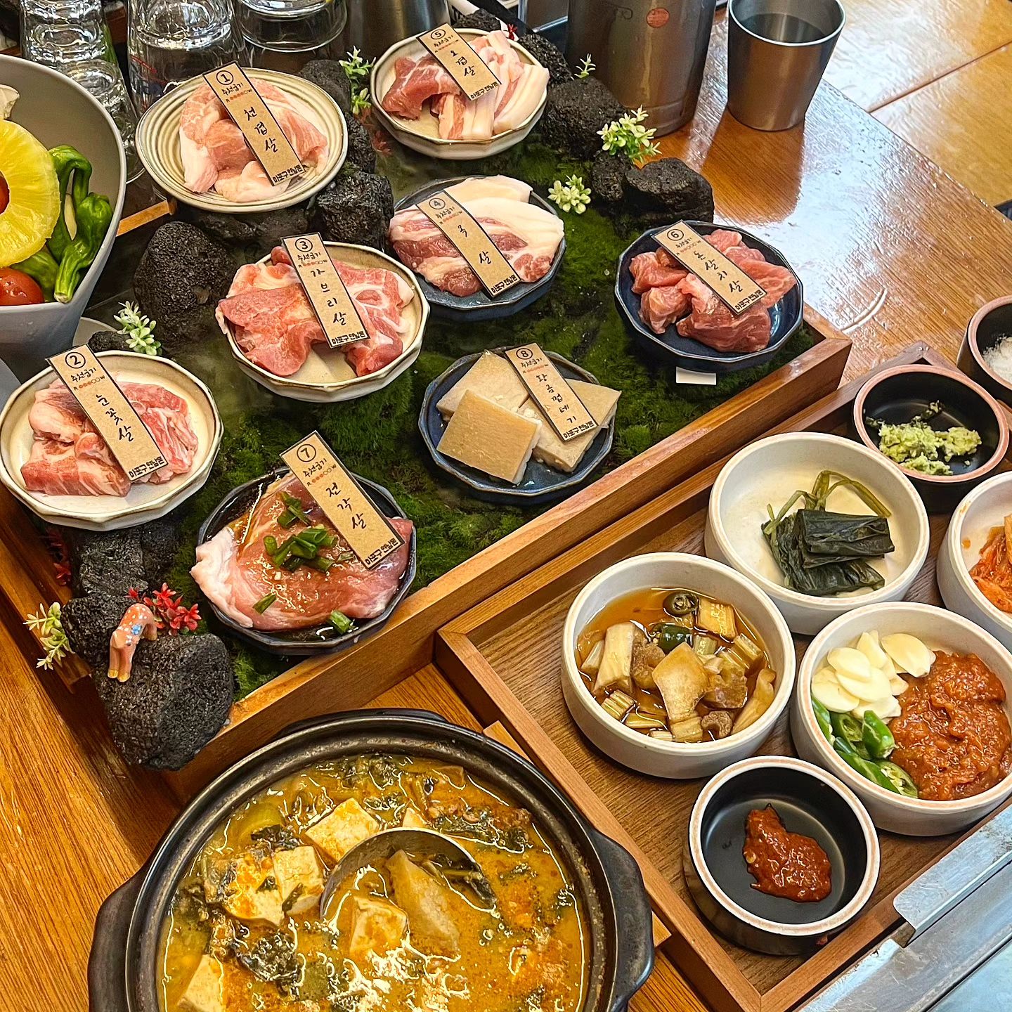 #협찬 "글로벌 🐷돼지 팔첩한상"
#마포구연남돈

🐽연남동을 대표하는 돼지고기 맛집!
기대만큼 맛도 눈도 너무 즐거웠던 맛집!

🐽다양한 부위를 취향 껏 즐길 수 있어요!
8가지맛을 한번에 얌얌얌~~😋

🐽깔끔한 인테리어와 
압도적인 비주얼의 플레이팅으로
 데이트코스로도 너무 좋을듯요!

🐽맛있는 기본 반찬부터 
다양한 사이드 메뉴와 
하이볼, 와인 등 주류도 다양하게 있어요!

.

고퀄의 🐷🥩고기와 환상적인 플레이팅~
🍹🍸하이볼과 함께 해주니 더 맛있었어요
마지막은 🧊🍜빙하냉국수로 마무리하니
엄청 깔끔했다는요~~♡

--------------------♡♡

🏷yeonnam_don #연남돈
#홍대맛집 #연남동맛집 #연남동데이트 #홍대데이트 #홍대회식 #연남동회식 #연남동 #홍대 #삼겹살 #연남동삼겹살 #연남동돼지고기 #삼겹살 #하이볼 #와인