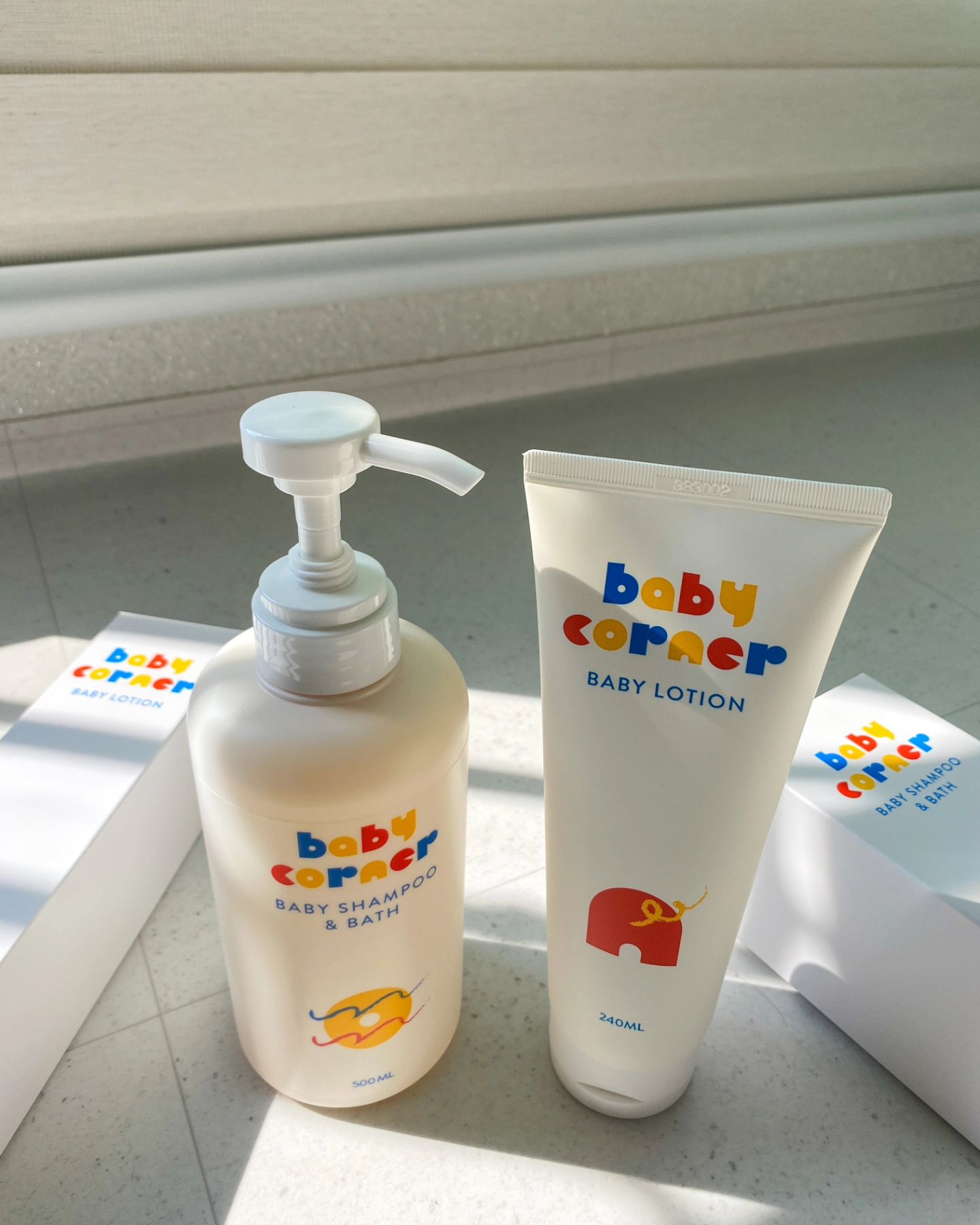 #제품제공× babycorner_korea

베이비코너에서 수안이에게 
베이비 샴푸 앤 배스 , 바디로션을 보내주셨어요✨

여름에도 선풍기 에어컨 바람에 건조함이 가득한데 더위에 끈적임없이 촉촉하게 흡수가 되어 보습이 너무 잘되고, 온가족이 사용할수있는 대용량워시에 은은한향도 너무마음에 들었어요.

베이비 샴푸 앤 바스는 코코넛,팜에서 추출한 식물 유래 세정 성분을 사용하여 안심하고 사용할 수 있고 풍성한 거품으로 머리부터 발끝까지 세정 가능하답니다!
 베이비 로션은 온가족 데일리 보습케어 제품으로 딱이에요!! 전성분 EWG그린등급 성분과 
 피부 저자극 테스트까지 완료하여 여름철 우리아이 보습 챙겨주기 좋답니다! 

이번 베이비코너가 여름 맞이 전상품 썸머세일을 진행한다고 해요 🤭

🏷 𝟮𝟬𝟮𝟰 𝙨𝙪𝙢𝙢𝙚𝙧 𝙨𝙖𝙡𝙚

❛ 6/24 pm2:00 ~7/3 am10:00 ❜

https://www.babycorner.co.kr/ 
☝🏻해당사이트에서 구매가 가능하다고 해요.💙
10일동안 베이비코너 전제품을 썸머세일 
최대 70%할인된 합리적인 가격으로 
미리미리 더운 여름 베이비코너와 함께 준비하자구요 🖐🏻

⠀

#베이비코너 #babycorner #베이비코너썸머세일 #썸머세일 #babycorner썸머세일 #베이비코너샴푸앤바스 #베이비코너로션 #아기화장품추천