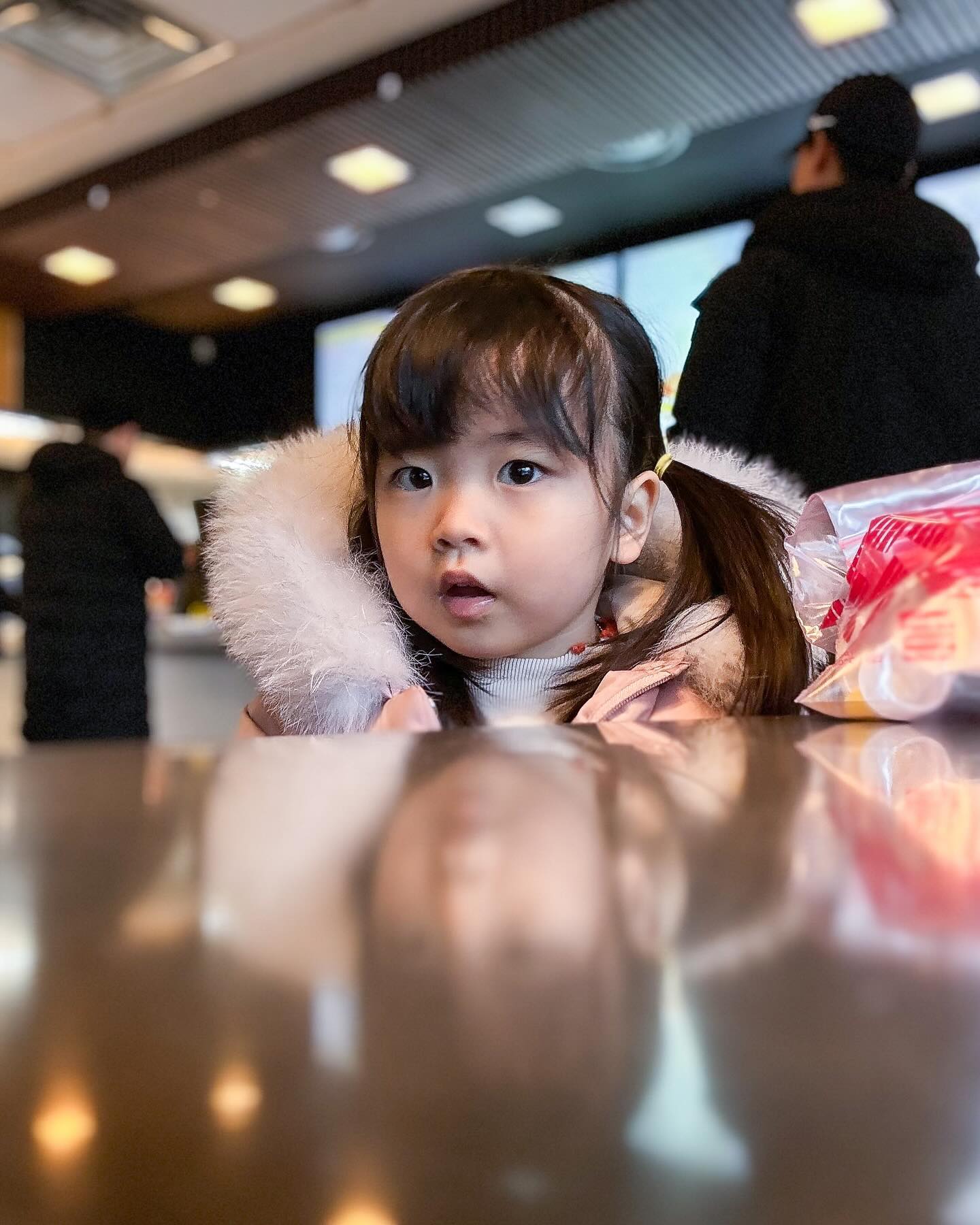 첫 맥모닝에 폴인러브💕

늦잠 자는 아빠를 두고 저와 소랑이만 맥도날드에 들렀어요
맥모닝을 한입 먹더니 “엄마 정말 맛있다!!!” 외치던 소랑이
집 가는 차에서도 ”엄마 꼭 다시 와야해요 약속!“라고 하네요🤭

주말 아침 해결👍

소랑이 먹방 어때유 맥도날드 아기모델 가보쟈아🙌