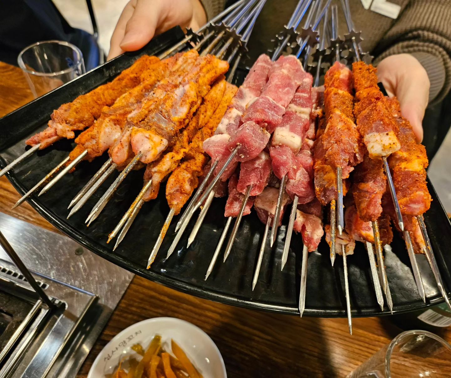 양꼬치도 깔별로 먹어주는게ㅎㅎ
20꼬치는 기본이쥐~~

양꼬치엔 칭다오🍻

#신사양꼬치 #신사맛집
#가로수길맛집 #양꼬치 #칭다오
#중국음식 #직장인 #퇴근후