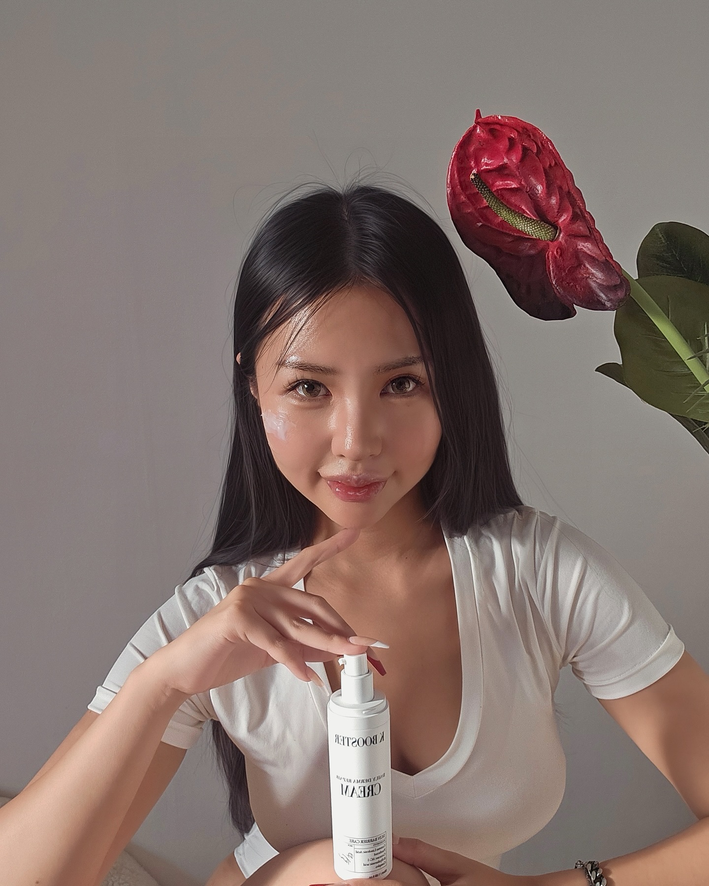 사용해본 케이부스터, 괜찮네. 💖 #AD #광고 
So the K-celebs are raving about the #Kbooster and the verdict is IT’S SOLID 🫢👇🏻

피부가 푸석해지기 시작해서 걱정이 많았는데, 이 크림은 바르자마자 
즉각적으로 촉촉하고 탄력있는 피부로 변신! 특히 나노세라마이드 덕분에 속부터 꽉 채워지는 보습감이 최고였어요. 환절기에는 피부가 예민해지기 쉬운데, 케이부스터가 피부를 진정시켜주고 보호해줘서 안심하고 사용 중입니다. 예민한 피부에도 부담 없고, 가족들도 함께 쓸 수 있어서 너무 좋아요! 🌸

솔직히 이 정도면 청담동 셀럽들이 극찬할 만한듯 🙃
I was worried about my skin getting dry and dull, but this cream instantly made my skin hydrated and firm! The nano-ceramide really gives deep moisturization. During the changing seasons, when my skin tends to get sensitive, Kbooster helps calm and protect it, so I’ve been using it with peace of mind. It’s gentle enough for sensitive skin, and great for the whole family! 🌸

Honestly, I get why Cheongdam celebrities are raving about it. kbooster.kr 👈🏻check em out for yourself! 

#케이부스터 #핑크주사 #핑크부스터 #청담앰플 #바르는피부영양제 #바르는주사 #스킨케어루틴 #피부노화예방 #노화관리 #주름관리 #기미관리 #기미화장품 #동안피부관리 #동안얼굴 #홈케어추천 #피부재생 #피부장벽강화 #뷰티팁 #뷰티그램 #kbooster #skincare #pinkbooster #beauty #cosmetic
