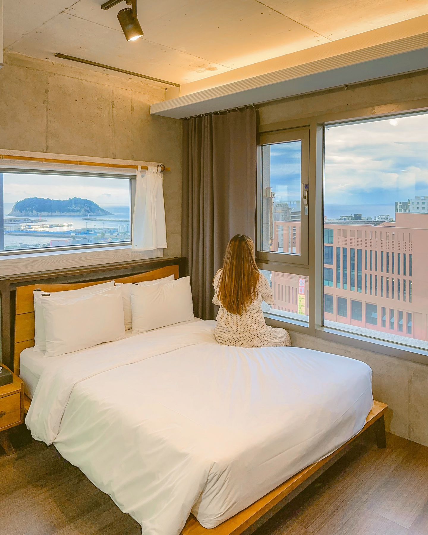 올레시장 옆🛍️ 서귀포 더블 오션뷰 호텔🩵
#숙소제공 Panoramic Double Ocean View in Seogwipo

한창 하우스감귤이 많이 나오는 요즘🍊
귤나무 밭 하면 서귀포의 풍경이 먼저 떠오르는데요
서귀포 여행의 중심 ! 올레시장 근처이면서도
양쪽 창으로 서귀포 바다가 가득 보이는🌊
‘코너스톤 호텔’을 소개드려요🫶🏻

🏨 [서귀포] 코너스톤 호텔 CORNERSTONE
✅ 체크인 15:00 체크아웃 11:00
🌸 스탠다드 하프 오션뷰 더블룸
🍽️ 계란 토스트 등 조식 무료 제공
🧺 세탁실, 카페테리아 등 셀프 공용 공간 보유
(+ 한강라면🍜 및 외부 음식 이용 가능)
🍀 네이버 예약 시 네이버페이 적립

객실에서 보이는 서귀포 바다를 즐긴 후에는
옥상 루프탑으로 올라가서 한라산~서귀포 바다뷰를
파노라마로 만날 수 있었어요🩵

거기에다가 코너스톤 호텔은 위치도 좋아서 그런지
외국인 여행객분들도 많이 보였는데요😮

저도 서귀포 여행지를 모두 도보로 다녔어요👣
중앙로터리는 바로 앞이라 대중교통 버스로도 좋고
올레시장과 이중섭거리는 5분정도, 정방폭포와
소정방폭포도 10분정도면 충분하더라구요🙌🏻

신축에다가 카페테리아/세탁실 등 부대시설도 넓고
편의점도 호텔 바로 앞 도보10초 컷 거리에 있어서
혼자 여행다니시는 분들도 편하고 안전하게
이용하기 좋을 것 같아요☺️🫶🏻

서귀포 여행 호텔은 위치도 좋고 오션뷰도 아름다운
코너스톤 호텔 추천드려요🌿

📍Seogwipo, Jeju Island, Korea 🇰🇷
▪️제주 서귀포시 정방로 7-10 코너스톤 호텔
▪️http://cornerstone-hotel.com/

*이 글은 잠자리체험단으로부터 서비스를 제공받아
작성된 리뷰입니다.

#코너스톤호텔 #서귀포호텔 #서귀포숙소 #서귀포숙박 #서귀포감성호텔 #서귀포여행 #협찬 

Copyright (C) ⓒ by travelwithsera .
All pictures cannot be copied without permission.