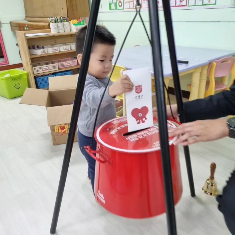 🍎 + 763

이겸이 어린이집에서 구세군 모금 행사
교회에서 헌금 드릴때도 직접 넣는걸 좋아하는데
구세군 모금함에도 직접 넣는 기특한 이겸이 👍
예뻐예뻐