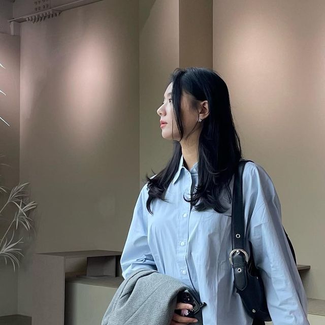 폴라 P̶A̶U̶L̶A̶ L̶O̶O̶K̶ on Instagram: "가을 마중나가기..🍂🦋 ••• 셔츠 @tommyhilfiger #협찬 웨스턴부츠 @sappun_korea 버클백 @louisquatorze_official #타미프렌즈 #tommyfriends #폴라룩"