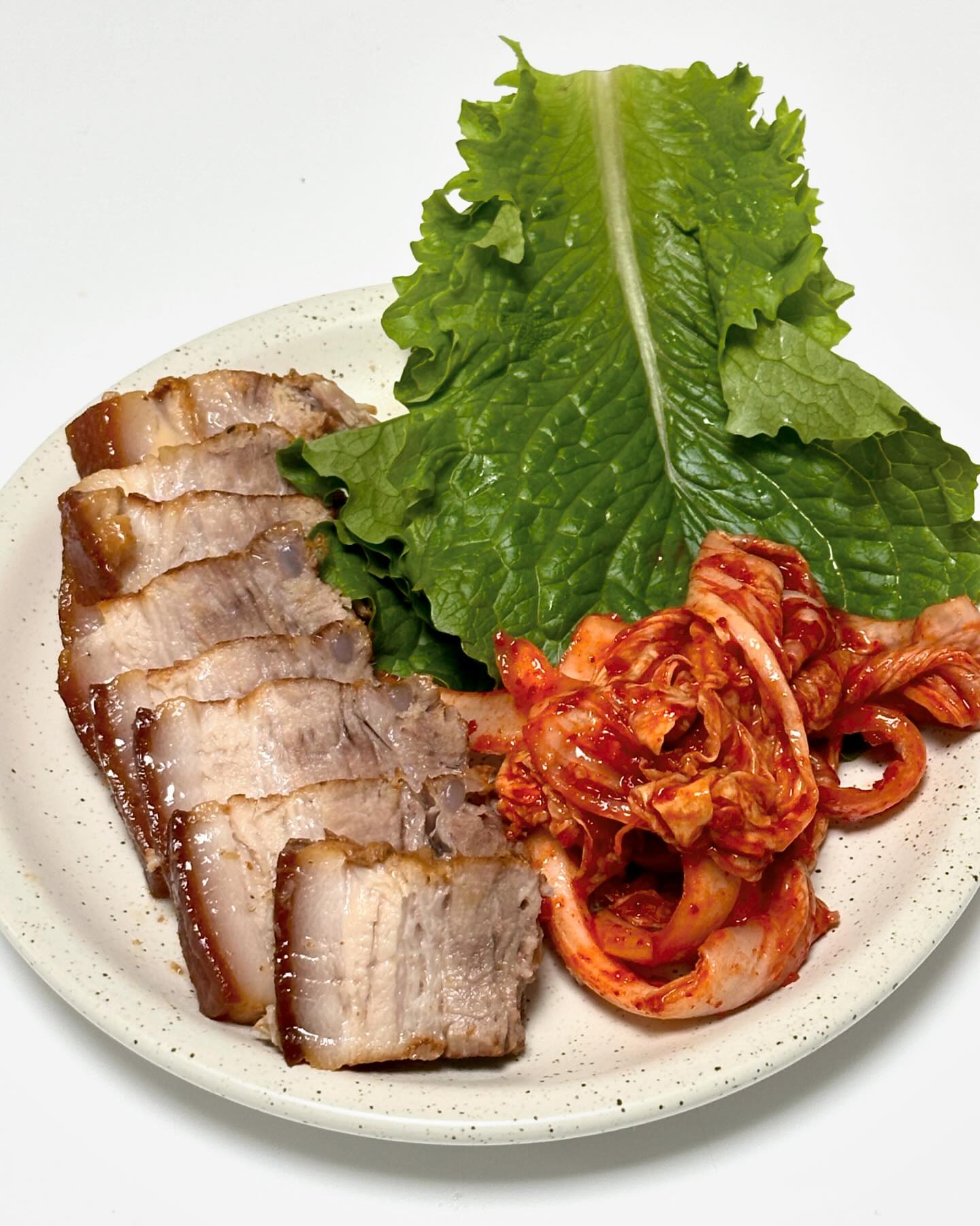 #허쿡_집밥 

#무수분수육🐷 

이번주 금요일 푸드는 #수육 
집에 굴러다니는 사과가 두개있어서 
무수분수육으로! 
무수분수육은 처음했는데 
분명 무수분이라했는데 
물이 흥건해요...어디서 나온건지;;_;;
사과두알🍎🍎 얼려둔 파 
양파는 없어서 패스 
파에서 물이 나온건지...
제 요리용밥솥으로 했는데 
솥에 반이상이 물이 였어요 
증말로 어디서 나온건지는 미지수인데
이거 증말로 맛있어요 
와우...맨날 수육 망하다가 성공하니 너무 좋아요 💞🥰
압력밥솥으로하니 오돌뼈도 먹기좋아요 
어제 24년도 첨으로 식탁에서 공부한다고 다 펼쳐두고 ㅋㅋㅋㅋ 정리를 안해서 작은상에 접시만두고 먹어요 
너무 맛나요 ’◡‘