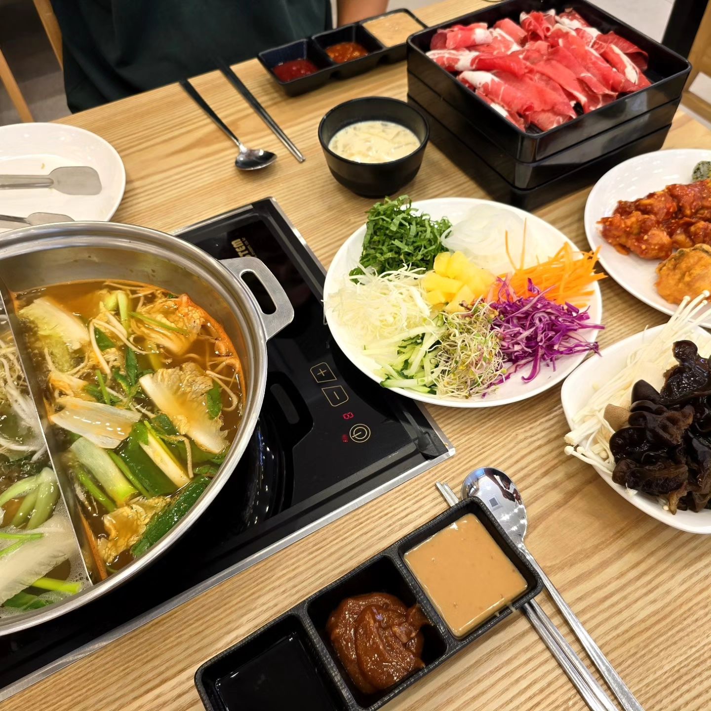 내가 젤 좋아하는 우리동네 샤브샤브맛집

질 좋은 고기가 무한리필에
샐러드바도 기대이상😋

#상안팔복샤브 

울산 북구 아진로 41-11

매일 11:00 ~ 22:00
브레이크타임 15:00 ~ 17:00
(주말, 공휴일 B.T 없음)

주차, 단체석, 아기의자⭕️

#울산북구상안동맛집 #울산북구맛집 #상안동맛집
#울산샤브샤브 #울산북구샤브샤브 #울산샤브샤브맛집
#울산팔복샤브 #상안팔복샤브