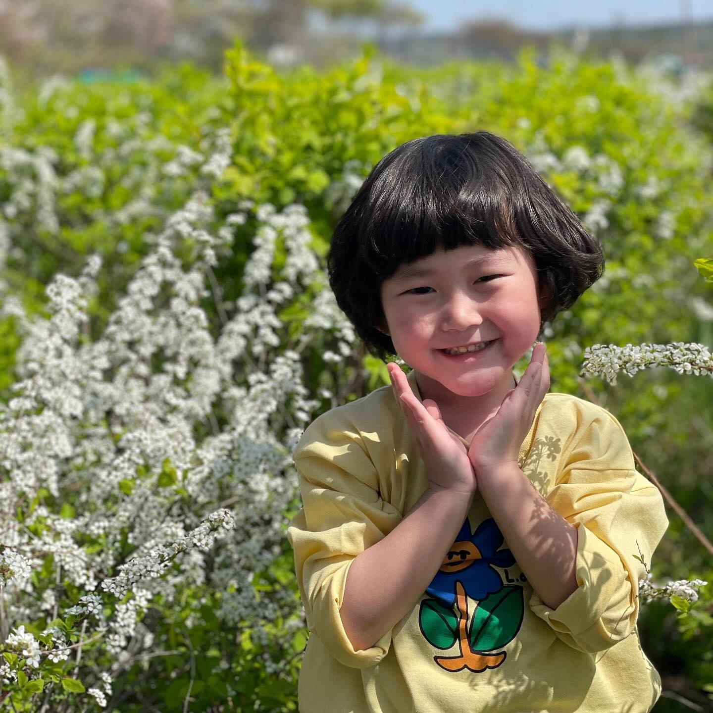 라엘 시온 , 우리 #봄소풍 🌸 :-) 

-

여전히 귀여운 이시온
그리고 여전히 웃긴 이라엘 

ㅋㅋㅋㅋㅋㅋㅋㄱㅋㅋ
더워서 올백했더닠ㅋㅋㅋ
아주 그냥 북한스타일이네 라엘앜ㅋㅋㅋㅋ

그나저나 오늘 날씨 머선일이에요,
모두들 즐거운 주말 보내세요🥳🫶🏻

,