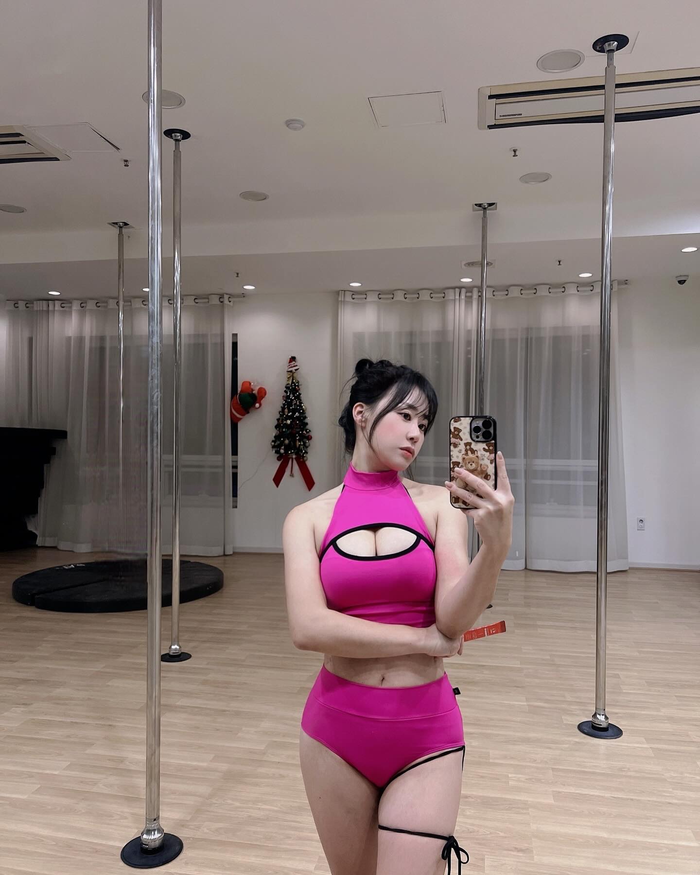 #협찬 요요요 슈퍼 크레아퓨어 크레아틴은 근력운동 시 운동수행능 력을 향상시켜주기 때문에 운동하는 사람들은 꾸준히 섭취하면 좋다고해 서 구매하게됐어요. 2포 섭취로 일일 권장량을 채울 수 있고요. 1포에는 크레아틴 1,500mg이 함유되어 있답니다. 그리고 크레아틴 뿐만 아니라 운동에 도움을 줄 수 있는 부원료도 함유하고 있어요. L-아르기닌, BCAA, 타우린, 마카, 밀크씨슬이 포함되어 있어서 저는 이것저것 먹지 않고 슈퍼 크레아퓨어 크레아틴 하나만 섭취해요. 서비푸드의 슈퍼 크레 아퓨어는 스틱 분말형태라 운동 전후에 섭취하기 간편해서 좋더라구요.
레몬추출물과 배합한 덕분에 맛도 있어서 거부감없이 맛있게 먹고있고요.
하루 2포 섭취라 운동 전에 한 포,운동 직후에 한 포! 먹고있어요!
seobifood

#협찬 #서비푸드 #슈퍼크레아퓨어크레아틴 #크레아틴 #크레아퓨어 #부스터 #타우린 #BCAA #아르기닌 #L아르기닌 #건강기능식품 #GMP #헬스 #헬스보충제 #오운완 #벌크업 #바디프로필 

#폴웨어#오뙤르폴웨어#맞춤폴웨어