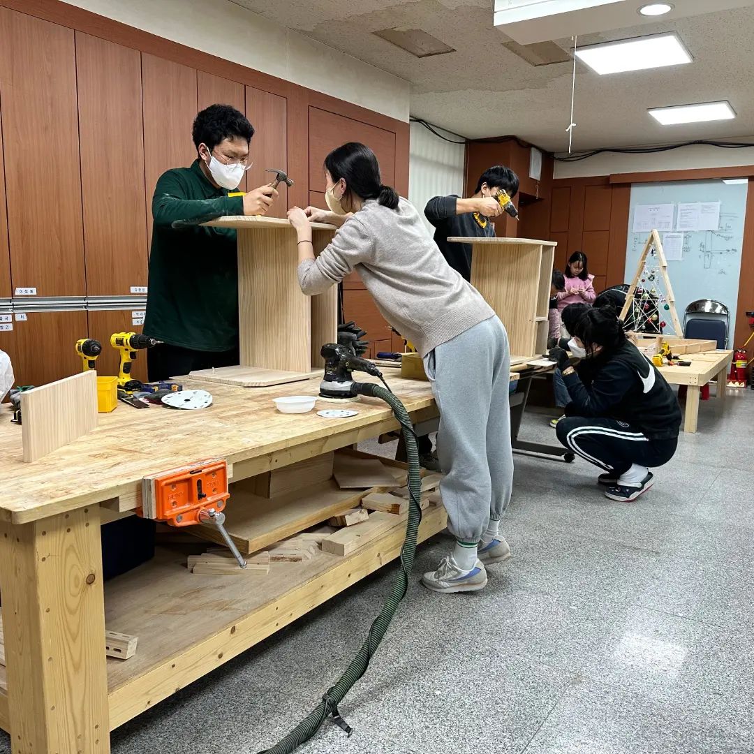 복작복작했던 23년도 (출장)원데이클래스🩷
오늘 눈이 오는 바람에, 
취소하시는 분들이 생기긴 했지만 -
(조금빠르게) 마쳤어요 히힛,

이번 2회차도 하하호호! 잘 마무리된 것 같아
기분이 쨩쨩이에요😁

취소된 선반이라 
✔️40000원 -> 완제품30000원 무료배송으로 
팔아볼까 생각중이고요🫣

오늘 많이 수고했쯔니까
한잔빠라삐링뽕하러 갈께요🕊

#주말잘보내고계시나요🌸