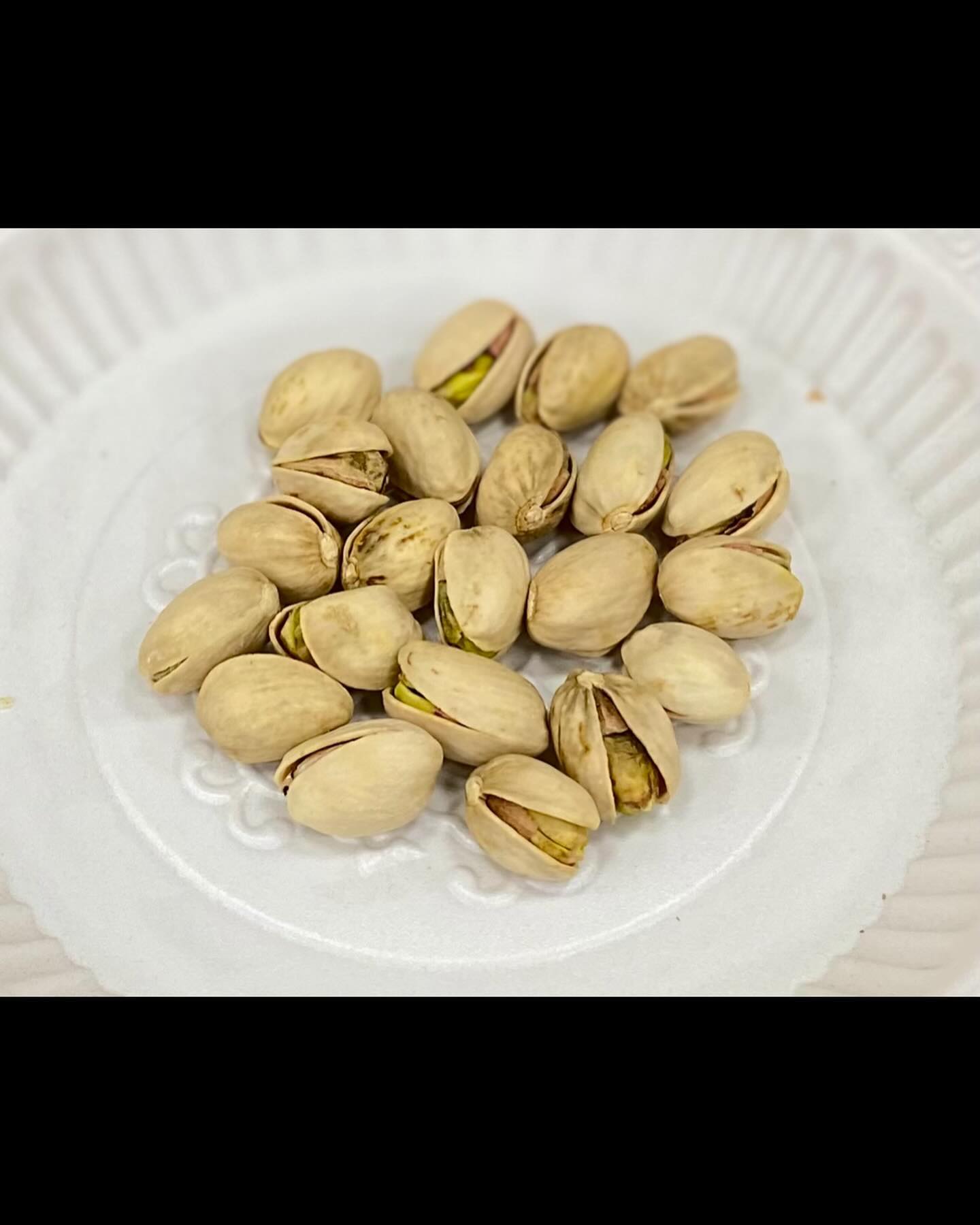 #협찬 #제품제공
미국산 피스타치오🥜

피스타치오로 말할 것 같으면...
✨9가지 필수 아미노산 함유
🫀심장병 예방
🦠항산화 성분 함유, 항바이러스 활동
🩸혈당저하 -> 당뇨예방
⚖️저칼로리 -> 체중조절
🏋️지연성 근통증에 도움
등의 효과가 있어!

이런 피스타치오의 영양을 연구하고, 청결한 공정을 거쳐 먹기 좋게 포장한 것이 바로 #미국산피스타치오!

💁🏻
▪️운동 중, 운동 후 에너지 회복에 좋은 영양 간식!
▪️식물성 단백질이면서 완전 단백질 식품!
▪️견과류 중 가장 낮은 칼로리➡️ 다이어트에 도움!
▪️운동갈 때 꼭 챙기는 미국산 피스타치오!
▪️입이 심심할 때, 배고플 때 간단히 즐기는 영양 만점 간식!
🤫(근육 회복에도 도움을 준대…!)

평소에 견과류를 즐겨 먹는데, 운동에 도움까지..? 안 먹을 이유가 없지!😁

#광고 #americanpistachios #미국산피스타치오 #완전단백질 #식물성단백질 #운동간식 #운동후 #에너지회복을위한 #건강스낵 #활동적라이프스타일