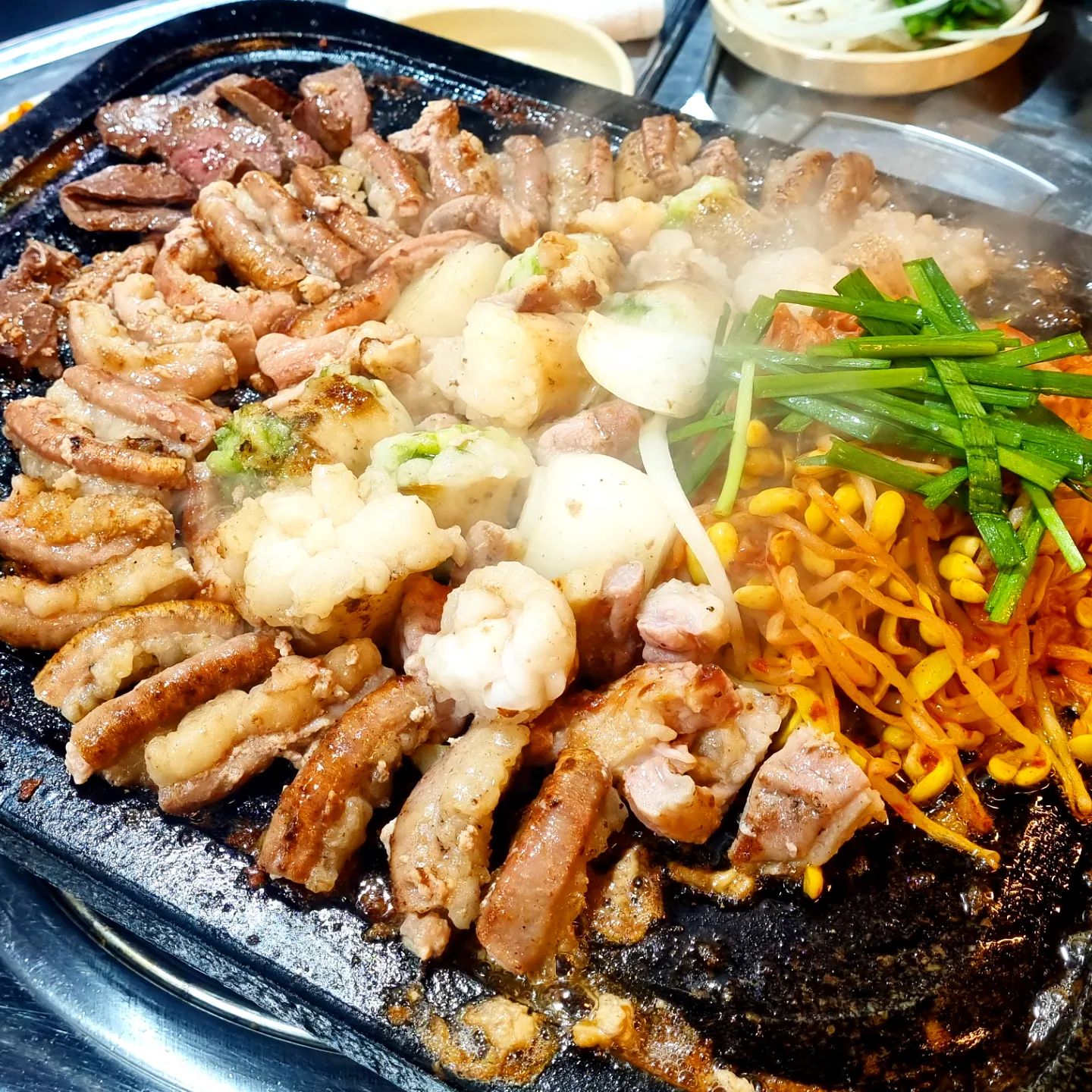 구들짱황소곱창 인계동 본점

📌운영시간 : 매일 12:00 ~ 01:50
📌주소 : 경기 수원시 팔달구 권광로180번길 53-26
📌연락처 : 031-221-1146

✅ 모듬大  85,000원
✅ 볶음밥  3,000원
✅ 소주  5,000원

-

인계동 나혜석거리에 위치한 구들짱황소곱창 인계동 본점!

저녁에 오면 항상 웨이팅을 해야할 정도로 맛있는 인계동 곱창 맛집인데, 진짜 10년 전에 여기 맛을 깨달은 후부터 곱창 먹고싶을 때면 언제나 방문하는 찐 단골집이다.

메뉴는 곱창, 막창, 대창이 메인인데 삼겹살도 팔고 있어서 내장류 구이요리를 안좋아하시는 분들도 같이 가기 괜찮음!

그리고 여기 대창도 진짜 존맛이다.
과일과 야채를 갈아 넣은 수제 대창인데 진짜 잡내 안나고 고소하니 넘 맛있음!

항상 가면 밥통 작다는 소리 듣는 나도 미친듯이 먹기 때문에 ㅋㅋ 이번에 여자 3명이서 大 사이즈 모듬을 뿌시고 왔다^^
여기에 볶음밥까지 아주 야무지게 비벼먹고 옴 ㅎㅎ

인계동 곱창 맛집 찾는다면 수원 30년 토박이가 인정한 구들짱황소곱창 꼭 한번 들러보길 추천합니당!!

-

#먹팔환영 #선팔하면무조건맞팔 #인계동식사 #인계동가볼만한곳 #수원가볼만한곳 #수원맛집 #인계동맛집 #인계동곱창 #수원곱창맛집 #인계동황소곱창 #구들짱황소곱창 #내돈내산후기