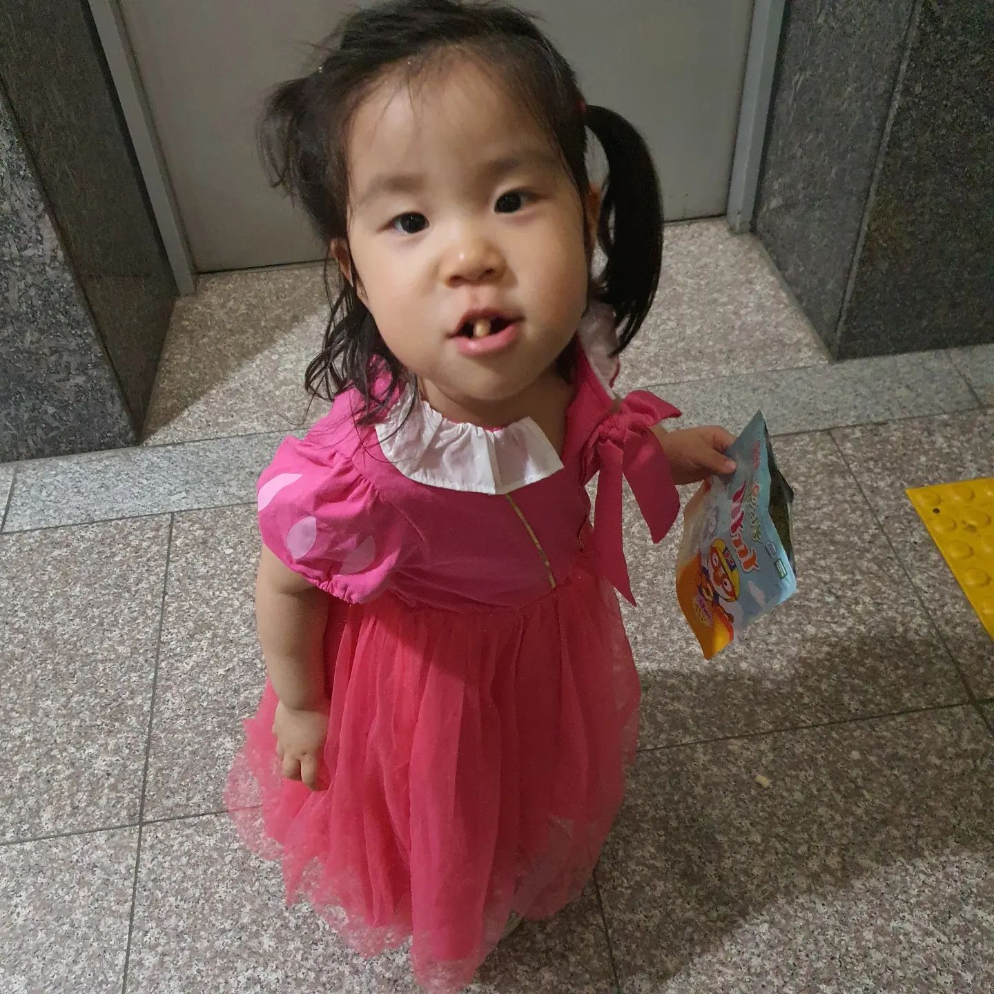 #소띠아가 
#1211일
#39개월25일
끝내 너도 공주병이 도졌구나.....
등하원선생님이 원피스 사달라 하셔서 당근에서 몇벌 구했더니 다른 옷은 다 마다하고 이걸.........
하루종일 입고 다니고 집에와서 빨아야되니까(입고 하도 뱅글뱅글 돌고 돌아다녀서& 스타벅스에서 케이크 먹으면서 생크림 다 묻혀서) 세탁물 모으는데 모아놨는데 다시 꺼내와서 입어주시는 정성.........
당근마켓에 디즈니 원피스 키워드 추가해놓음 ... ㅜㅜ