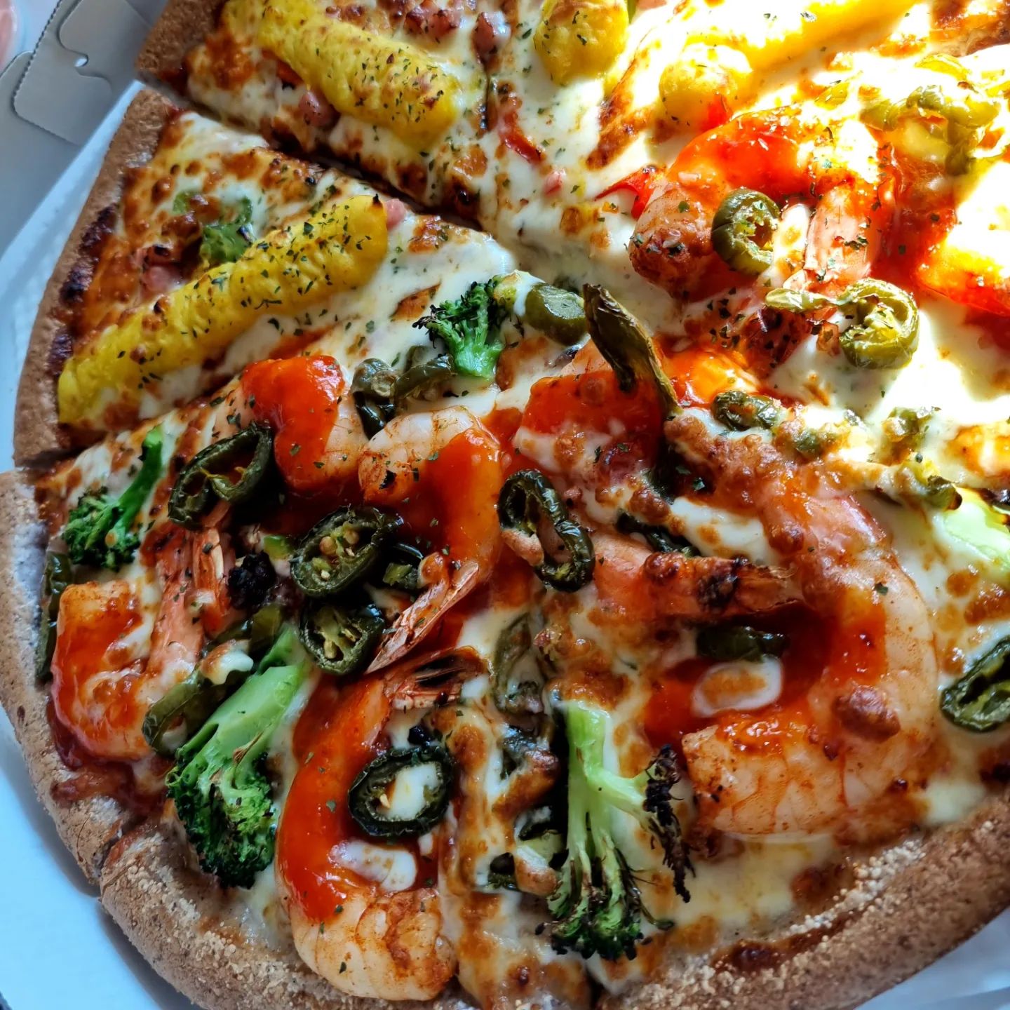 #서오롱피자 
#핫칠리쉬림프고구마무스

#핫칠리쉬림프 대박~~ 짱짱맛잇다ㅠㅠ
한조각에 대왕새우가 2개씩 토핑되어잇어서 배가 진찌 불럿다
피자3조각 먹고 뻣음.. 위가 넘작아.. ㅜㅜ 
서오롱진짜 맛잇눼~~