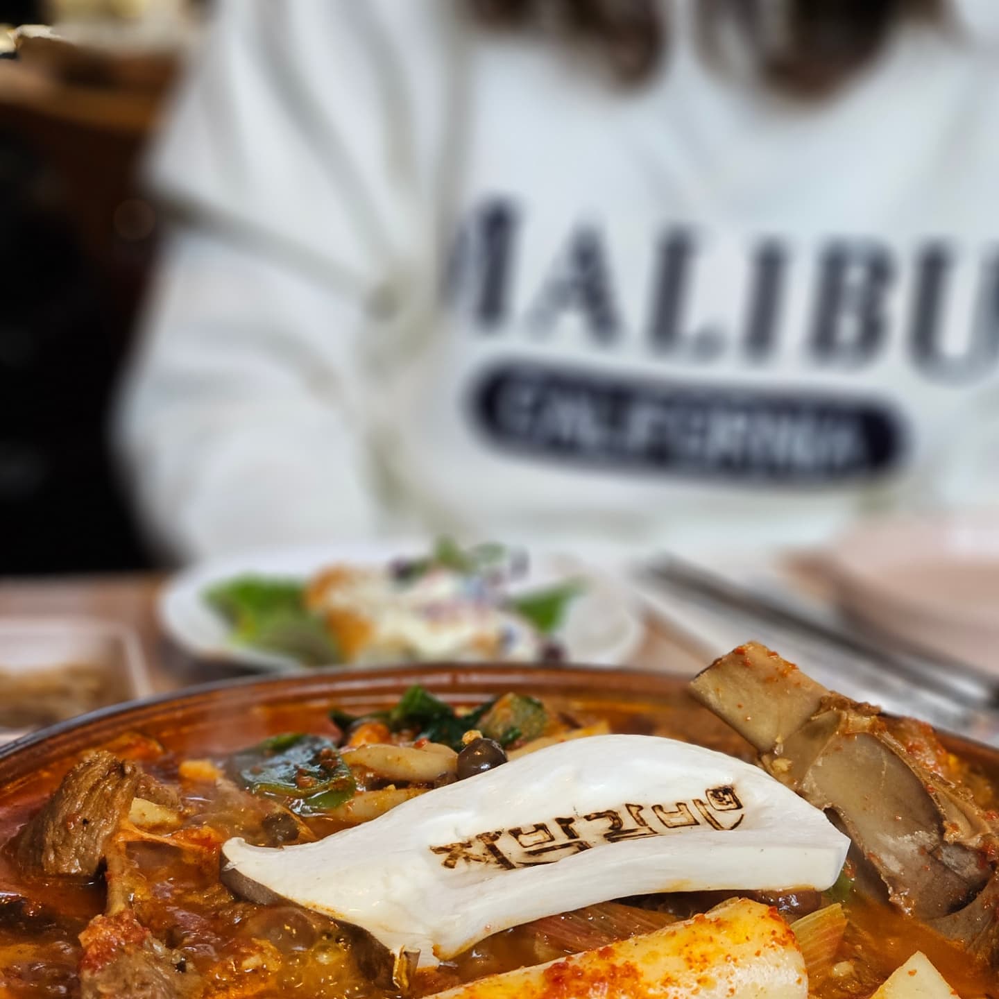 #구미자박갈비 #구미복개천맛집
#구미갈비찜 #구미시청맛집 🫶
.
매콤하고 국물 자작한 갈비가 먹고싶을때
종종 방문하는 구미 복개천 맛집.👀
평일점심 가성비 좋은 의성마늘 찜갈비부터
점심에 본메뉴 먹을시 인원수대로 
볶음밥 무료서비스까지 제공된답니다.
.
네가지 사이드 메뉴를 맛볼수있는 
대박세트 주문은 필수.✌️✌️
육회에 들기름파스타 새우튀김에 
시골호박전까지 다해서 15,000원
.
식사끝날때 양념남겨서 볶음밥먹고,
나올때 아이스 아메리카노까지 한잔챙겨요.
.
➡️연말 단체예약 2층 대관 가능
🎄위치 - 경북 구미시 신시로14길 76
🎄영업시간 - 매주 월요일 정기 휴무
화- 금 11:20-23:00
15:00-17:00 브레이크 타임
토, 일 11:20-23:00
🎄전화번호 - 054-451-3373