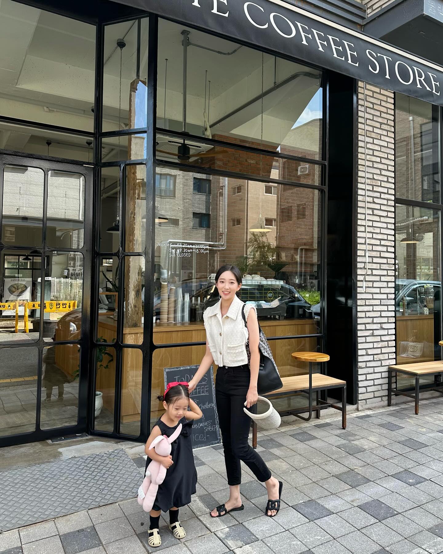 같이 사진 좀 찍어주세여 하윤언니👧🏽🫶🏻