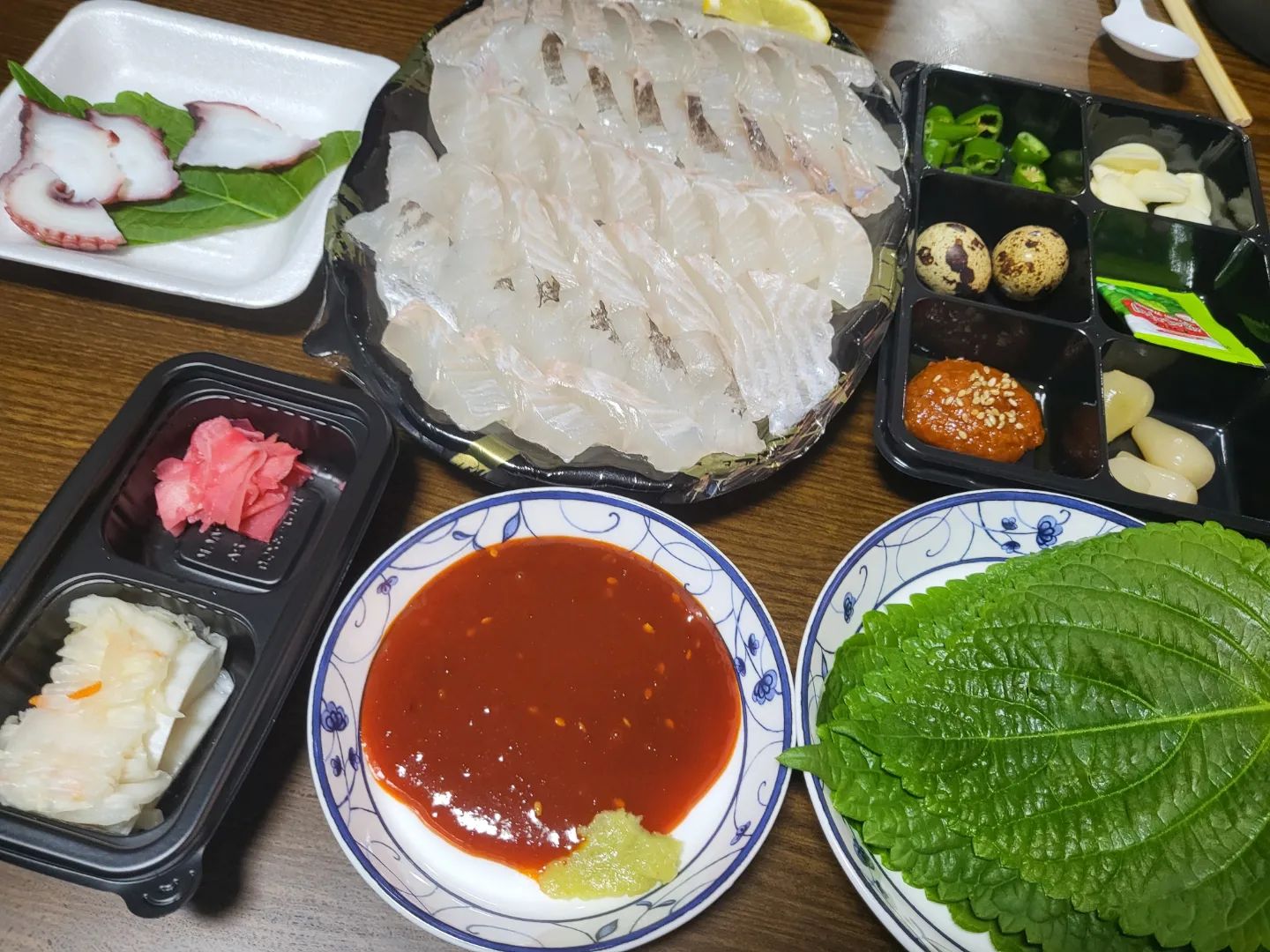 연말모임♥️ 언니들이랑 배터지게 먹고 놀고 재밌었다🥰 

회, 삼겸살, 조개찜, 엽떡 👍🏻

조개찜 만나기 주문힘들게 해서 먹었더니 더욱 맛있다🦪🦐

#연말 #연말파티 #연말모임 #연말분위기 #언니들 #재밌다 #행복 #집모임