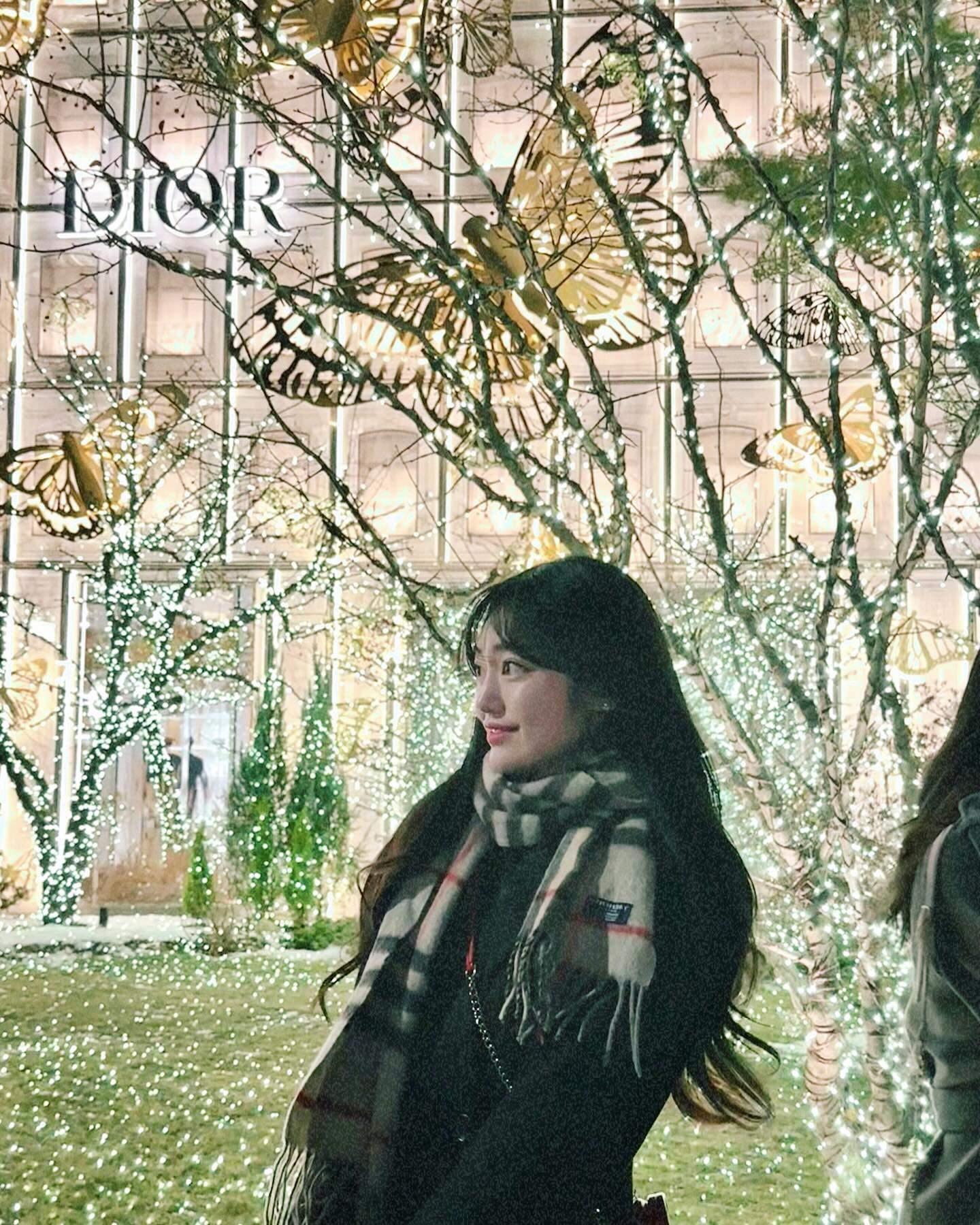 ☃️❄️🤍🩵
성큼 다가온 겨울, 잊지 않고 좋아하는 목도리를 꺼냈다. 

계절을 잊은 듯 목덜미의 서늘함을 즐기던 때가 있었는데 금세 추위 속 온기도 곁에 두고 싶어졌다. 시간이 내 고집을 꺾고 너그러워지게 한 건 아닌지 🙂 

시간 위를 걷는 것은 몸만이 아니라 마음도, 생각도 어김없이 어디론가 나아가고 있다. 예전에는 사랑하는 모든 이와 두 손을 맞잡고 함께 가고 싶었다면 함께 같은 길을 걸을 수 없다는 걸 알게 되었고 가끔은 혼자 걷기도, 떨어져 있어도 사랑을 할 수는 있지만 이왕이면 많이 함께 걸었으면 :) 

지금의 행복도, 앞으로 나아갈 길도 오직 주 품 안에서 - 💗
.
.
.
#2024 #Happynewyear