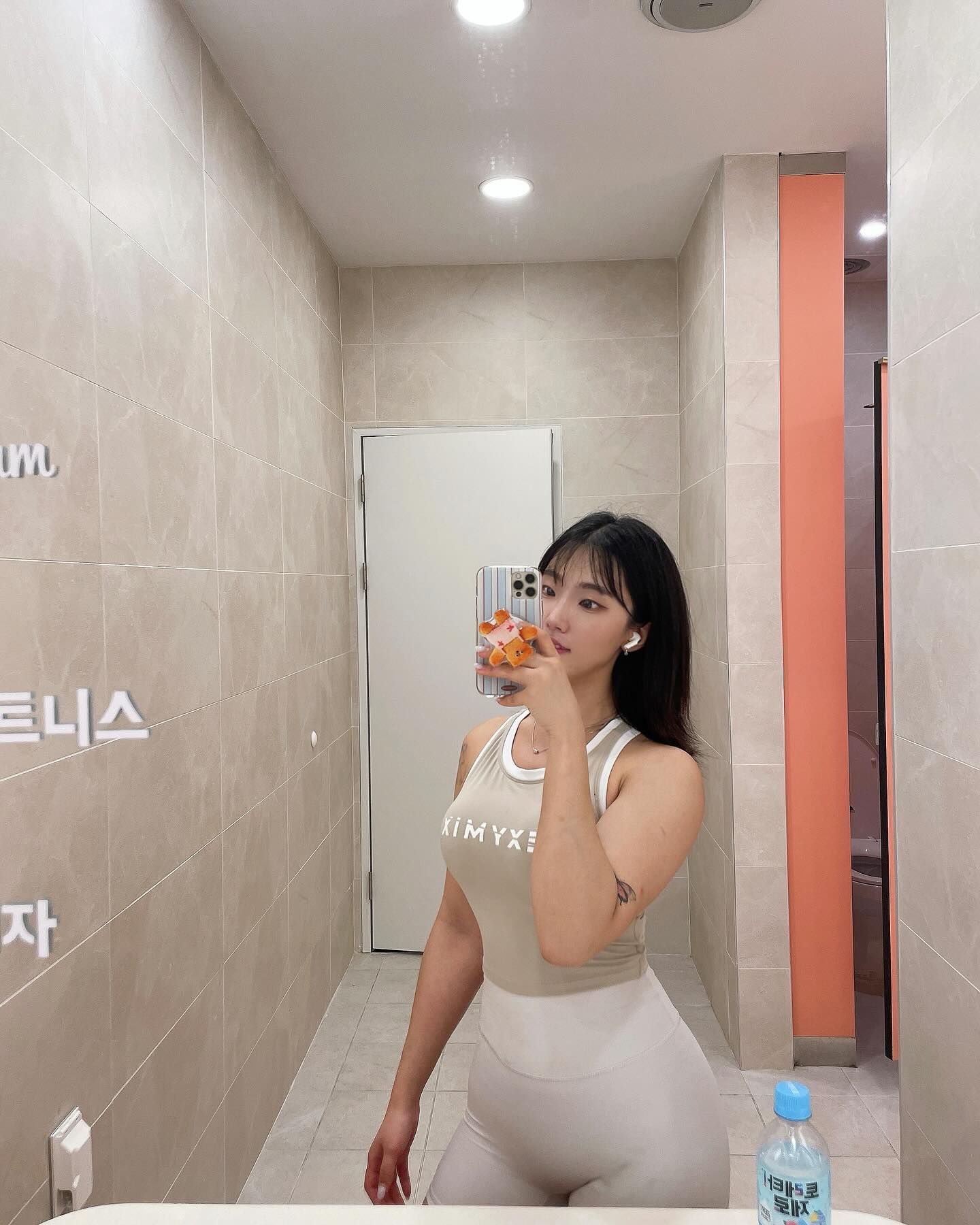 오랫만입니당🙌🏽
위장문제로 골골대면서 회사-병원-집을 반복하다가 조금 나아진것 같아서 운동을 왔어요🔥
제대로 못한지 30일은 된것 같네요ㅠㅠ
지금도 먹으면 안되는 음식 천지에 땀나면 안되서 운동도 비추한다고 하셨지만 안하면 등허리가 아파여😭
진쨔 여러분 건강이 최곱니다 최고😂 절대지켜💪🏽🥹

저는 이번주 주말에 수면내시경 해서 원인을 찾아야 한대요!
어릴때 의사선생님이 수면마취 후 잘 못깨는 증상이 있으니까 수면마취할일 만들지 말라고 하셨다는데 무서워요😣
그전까지 운동 살살해보겠습니당❤️‍🔥