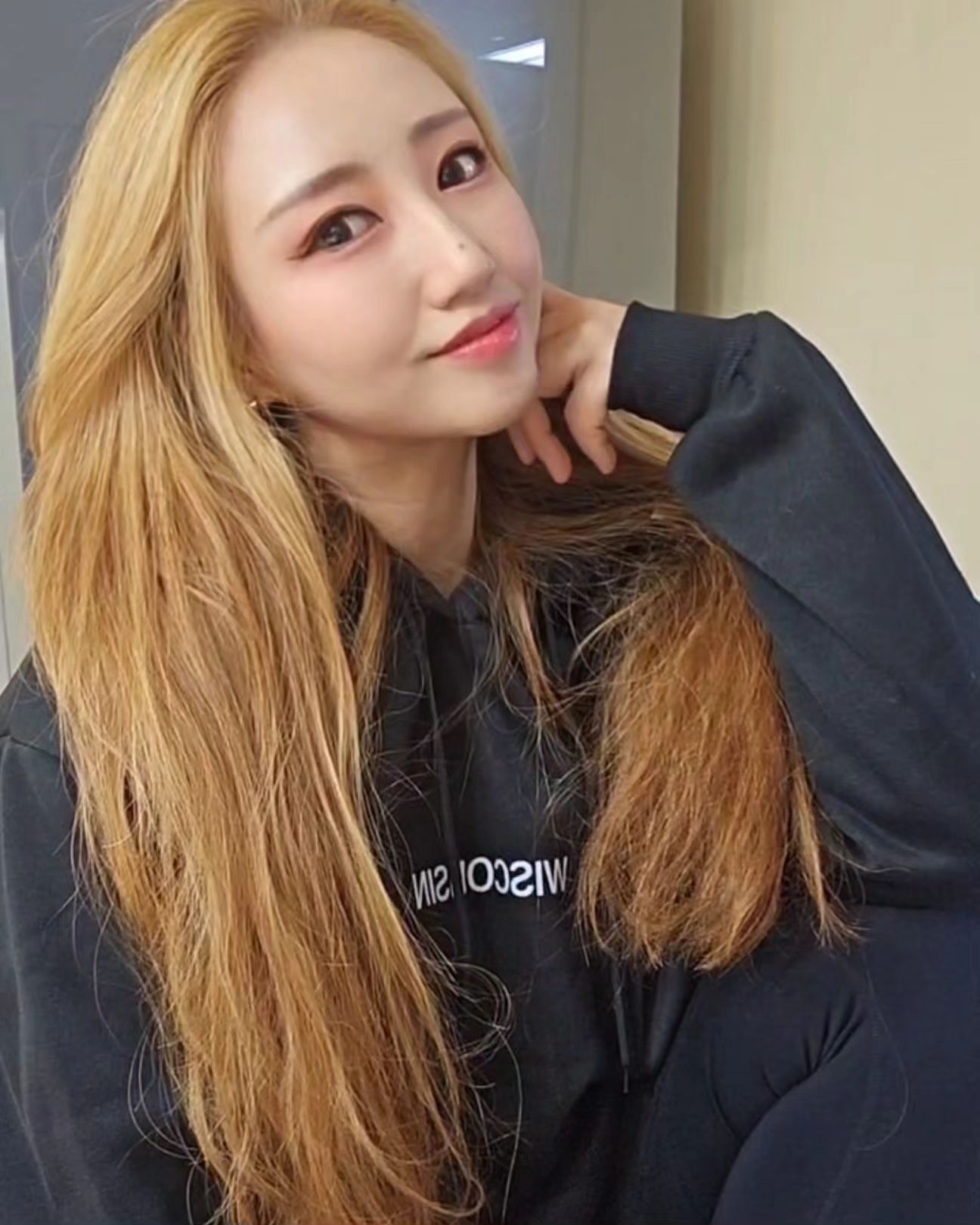 오버핏사이즈로 겨울에도 안에 반팔 또는 긴팔을 입고도 편하게  입을수있는게 좋아보이고 입는순간 여리여리 예뻐보이는게 너무좋아요! 따로 내의를 입지않아도 기모가 들어가 따뜻하고 후드가커서 너무좋았어요!!
앞쪽에 포켓주머니도 있어서 손넣어다니면 더 따뜻👍
"
#여자가을코디 #여자겨울코디 #여성의류쇼핑몰 #여자옷사이트추천 #여자원피스추천 #여자오버핏후드티 #오버핏후드티