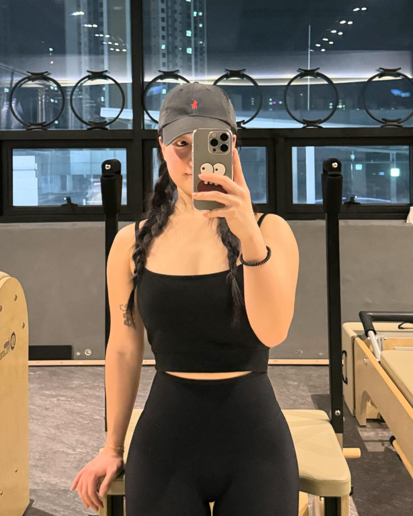 운덩 못하고 유산소만 탄지 3일째.. 
이러다가 내 근육 다 빠지는거 아닌가 몰라🫠 
내일은 진짜 잉띡 인나서 하체 한다🔥
(그나저나..아이폰 게시글 올릴때 밝아지는거 고치는 방법 아시능분..🥹)