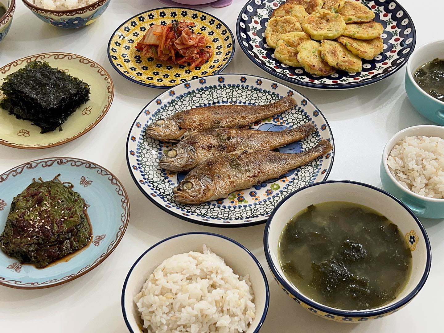 .
오늘 아침!!!

•찰보리밥
•들깨미역국
•조기구이
•야채전
•양념깻잎찜
•조미김
•배추김치

생선 좋아하는 아드님들 때문에 자주 굽게되네....ㅎ
마이먹어~~~🩵

#주윤이네식탁 
#주말밥상