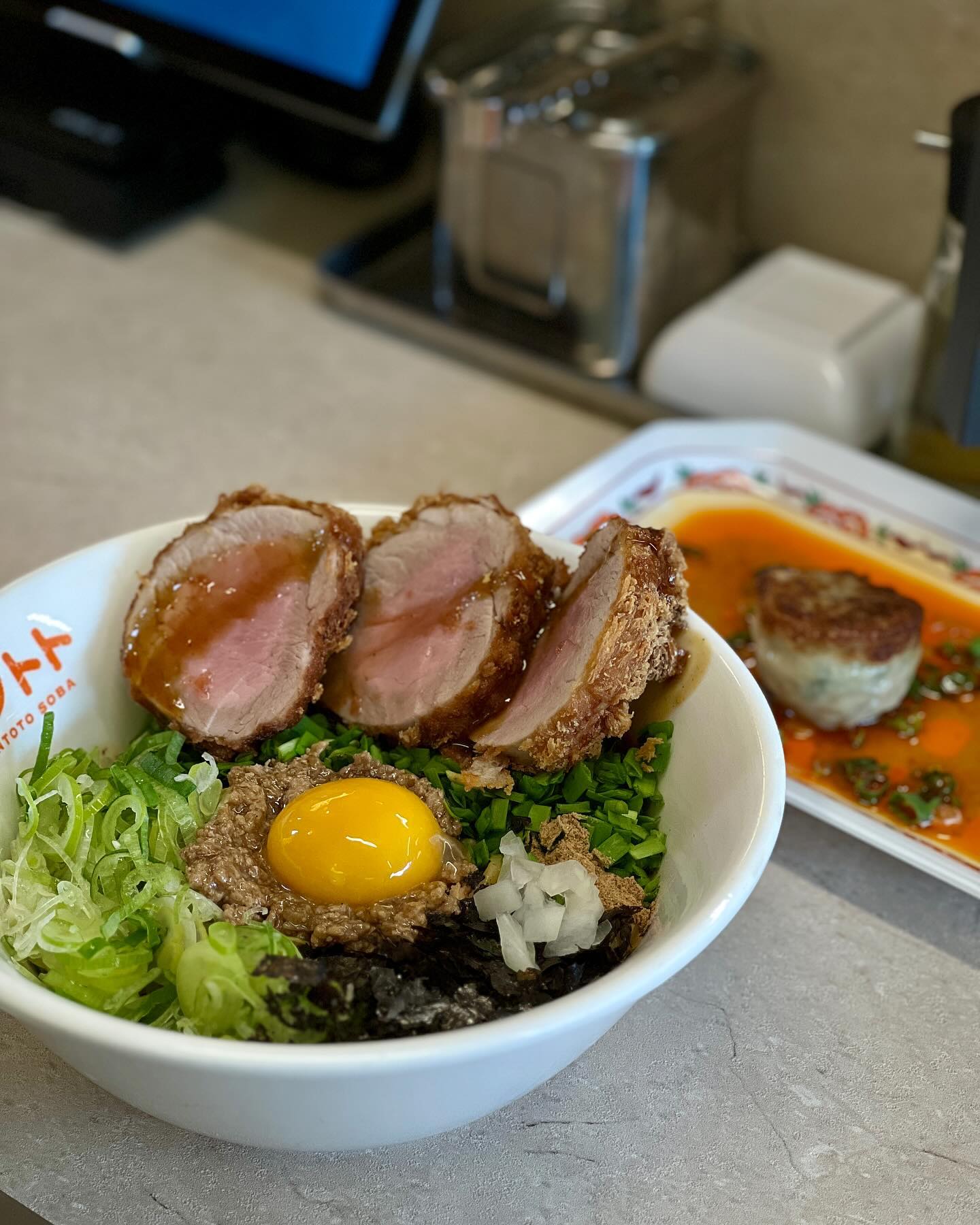 ✈️🧳🍴
_
송탄출장소에도 이런 곳이 생기다니!
회전율 빠르고 혼밥 하기에도 좋은 #킨토토 
야끼교자는 필수 주문!!! 또 먹고싶은 맛♥*+•.
 …………………………………………………………………………
📍 경기 평택시 경기대로 1359 1층
🍴 카츠소바, 카라이소바 (맵기 선택가능), 야끼교자, 타마고
⏰ 매일 11:30-21:00 (B.T 15:00-17:00 / L.O 20:30)
…………………………………………………………………………
#송탄맛집 #송탄출장소맛집 #KINTOTO