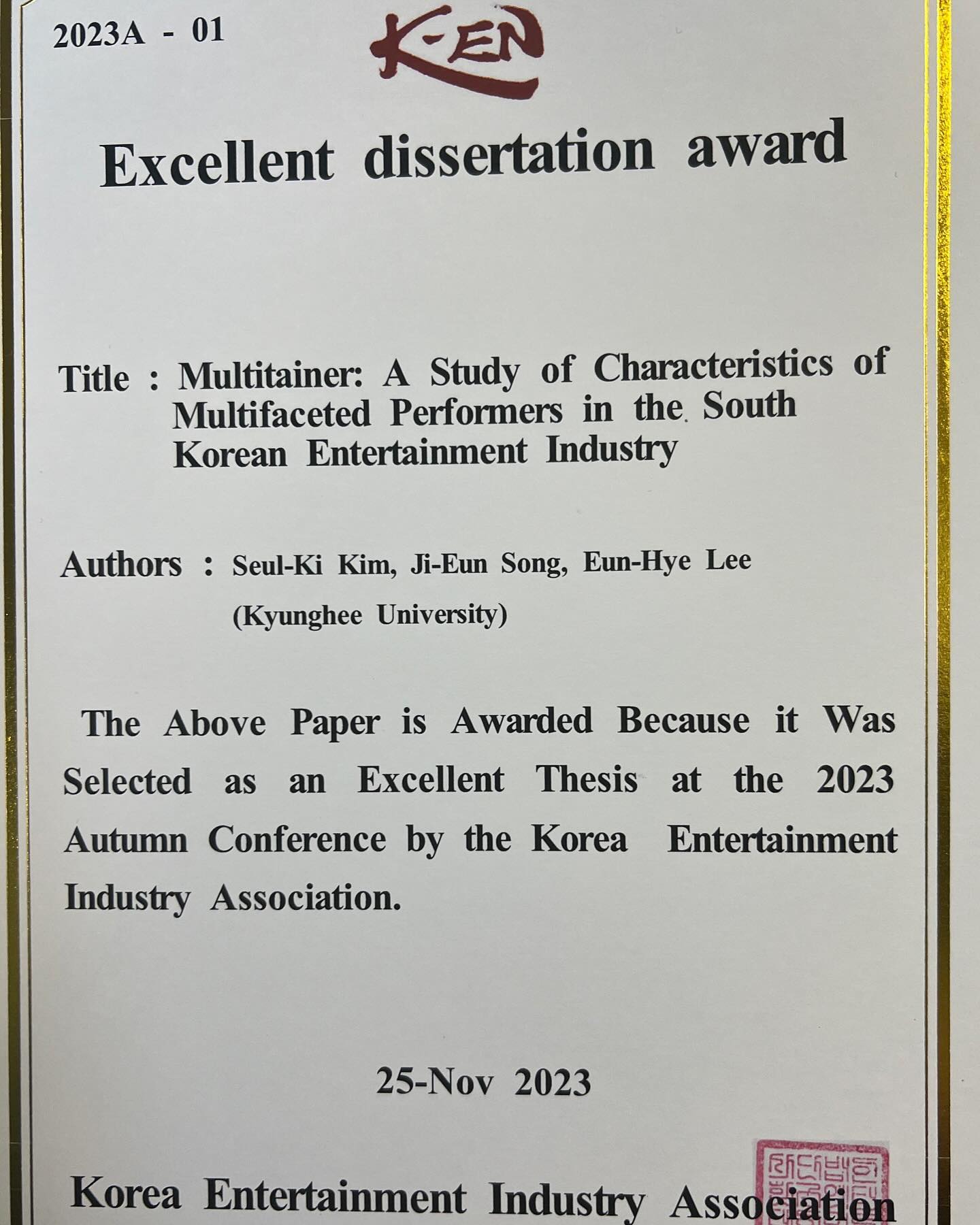 정말 감격스러운 소식 전합니다..🥹 

한국엔터테인먼트산업학회 추계학술대회에서 경희대학교 아트퓨전디자인대학원 미디어엔터테인먼트학과 ✨김슬기. 송지은. 이은혜교수님과 ✨공동 연구한 멀티테이너 주제 논문이 🏅우수논문상을🏅수상하게 되었습니다!! 공연으로 자리에 함께하지 못했지만 발표부터 준비까지 바쁜 일정속에서 너무 멋지게 잘해내시는 회장님 _sseulpd  슬피디님과 이 모든 과정속에서 물심양면 도와주시고 지도해주신 은혜교수님 ! 결과까지 이 모든 것은 다 은혜교수님 덕분이라 백번 천번 말하고싶습니다..❤사랑합니다!

저에게 있어서 논문이란 어렵고 나와는 거리가 멀다고 생각했던 분야에서! 심지어 국제학술대회 ! 우수논문상이라는 상까지 받게되었네요 .. 정말 송지은 *멀티테이너* 로 더 한계단 오르게 되었습니다 ! 이렇게 성장할수 있도록 도와주신 prof_gracelee 은혜교수님과 함께라면 못할게 없습니다! 함께하는 시간이 너무 소중하고 귀한 시간들 입니다 크로쓰!🥰

여러분! khume_official 로 오세요:) 인생의 터닝포인트가 됩니다:) 

함께 축하해주고 응원해주신 학우분들도 정말 감사드립니다 :) 앞으로의 행보도 많이 기대해주시고 응원해주세요 감사합니다🤍

#경희대학교#아트퓨전디자인대학원#미디어엔터테인먼트학과#이은혜교수 #엔터테이너전공#크리에이터전공#석사학위#뮤지컬#공연예술#콘텐츠#엔 터테인먼트산업