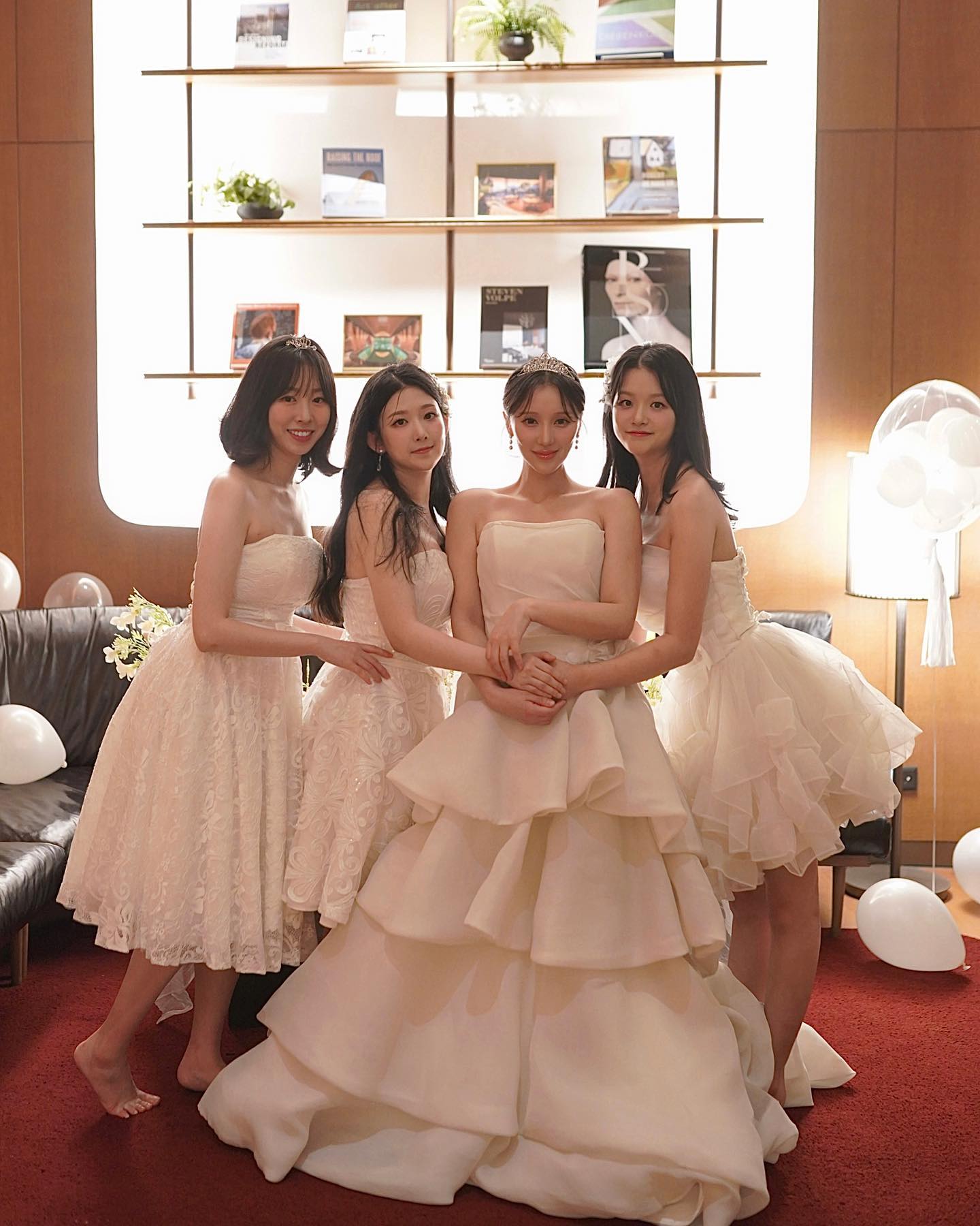🤍Bridal shower🤍
귀한 시간 함께해줘서 너무 고맙궁 
따뜻한 마음들 덕에 햅삐한 시간이였어
축하해줘서 진심으로 고맙구 싱글로 마지막 외박 함께 해줘서 
또 고마워 ㅇㅣ쀼니들
매번 이야기 하지만 역시 남는 건 사람인거같아 
내 옆에 있어줘서 늘 감사해 여러뷴 해랑사여라 
내가 더 잘할게용(((o(*ﾟ▽ﾟ*)o)))♡
사랑스런 그녀들 덕분에 행복한 밤이였다💝
