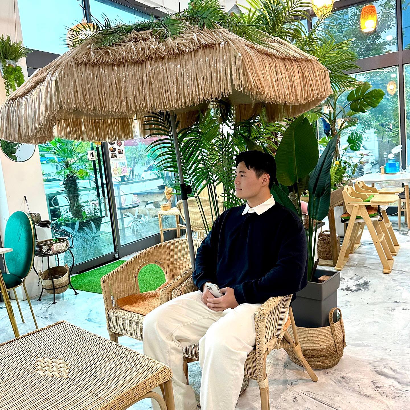 #일상 

날씨가 점점 가을로 바뀌는 지금!
드디어 가을옷들을 준비하고있습니다

오늘은 카페촬영을 위해 나왔어요!
조금은 여름? 분위기죠?😂

오늘의 코디는 화이트 톤 팬츠에 네이비 럭비 맨투맨으로 깔끔해 보이는 룩이에요!

📌정보
라퍼지스토어 - 헤비 코튼 오버 럭비 맨투맨(Midniight blue)
무신사 스탠다드 - 와이드 데님 팬츠(크림)

제가 곧 유럽여행을 준비해서 유럽에서도 사진을 많이 찍어올게요!

#일상소통⭐️ #가을코디남자 #가을코디아이템 #가을패션코디 #가을패션추천 #가을준비중🍂 #가을준비중 #라퍼지스토어 #럭비맨투맨 #와이드팬츠 #무신사스탠다드
