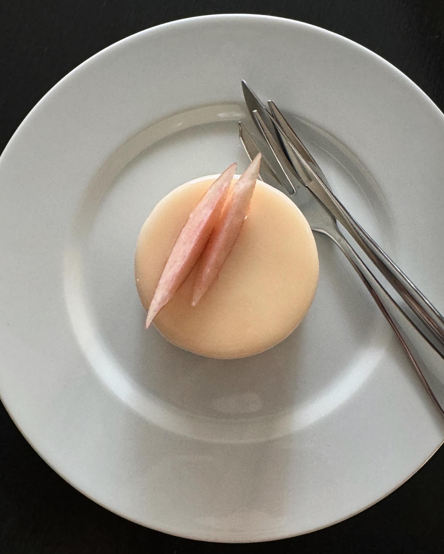 뭐야 ••• 사랑에 빠질 것 같은 비주얼 🍑🍑
카페톤 디저트는 사랑입네다🫰🏻

#복숭아디저트 #카페톤