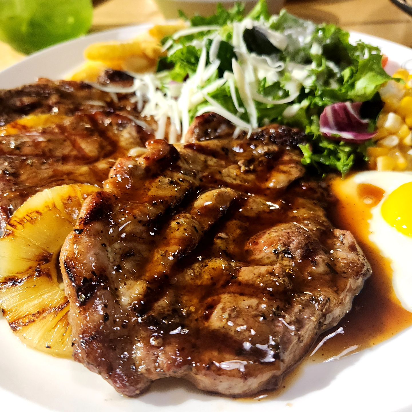 간만에 서가앤쿡

목살스테이크,스파게티,피자 맛나네요😋

죙일 먹고 쇼파와 한몸 자도자도 피곤쓰

요즘 하도 많이 걸어 다녀서 무릎이 말썽이네요 
역시 노동과 운동은 틀려요 노동하느라 걸었더니
삐그덕 삐그덕 🦴
나이 절대 못속여요ㅜㅜ
.
.
.
#건강이최고
#목살스테이크 #스파게티 #맛저
#서가앤쿡 #맛집 #내돈내먹
#외식 #휴일