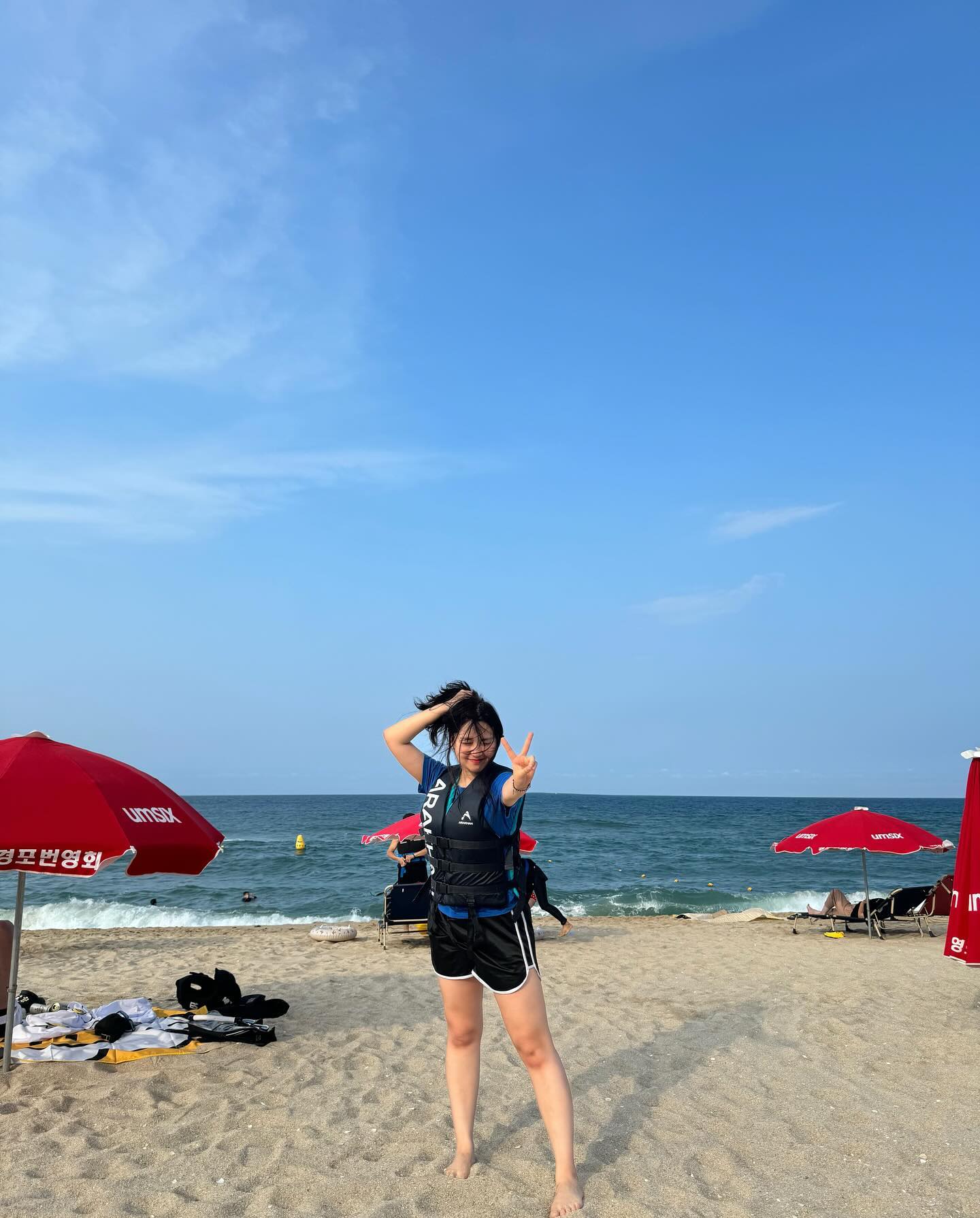 ⠀
⠀
20대후반이 되니, 항상 밝고 긍정적인 미래를 꿈꾸던 전과 다르게 어릴적 상상했던 모습과 다른 지금의 나에게는 기대와 애정을 주는 것이 쉽지 않았다.자연스럽게 주변 누구에게도 좋은 사람일 수 없었던 요즘은, 마주하고싶지 않은 손님처럼 그저 빠르게 흘러가주길 바랬다.
⠀
최근 한 주부 인플루언서가 당신의 아이디 맨앞에 숫자 ‘29’를 넣은 이유를 설명하는 글을 봤다. 그 분이 생각하기에 본인 인생에서 가장 아름답고 돌아가고 싶은 나이는 29살이라고 하셨다. 또한, 지금은 마흔이 넘었으나 가장 활기차게 살았던 29살 자신의 마음으로 살아가겠단 다짐을 하며 아이디를 지었다고 하셨다.
⠀
나에겐 아직 겪어보진 못한 미래가 누군가에겐 가장 아름답고 돌아가고 싶은 순간일 수도 있다는 생각에 그분과 같은 마음으로 지금의 나를 봐준다면 어떨까 라는 생각이 들었다.
⠀
시간은 항상 앞으로 가기에 나이를 먹을수록 겁이 많아지는것도, 뒤를 돌아보는게 익숙해지는 것도 이상한 현상은 아닐 것이다. 하지만, 훗날 돌아보며 가장 최선이자 아름다웠을 순간인 지금을 조금 더 여유롭게 바라봐주고 사랑해주고 싶다.
⠀
#HBD #970805 #summerholidays #in강릉